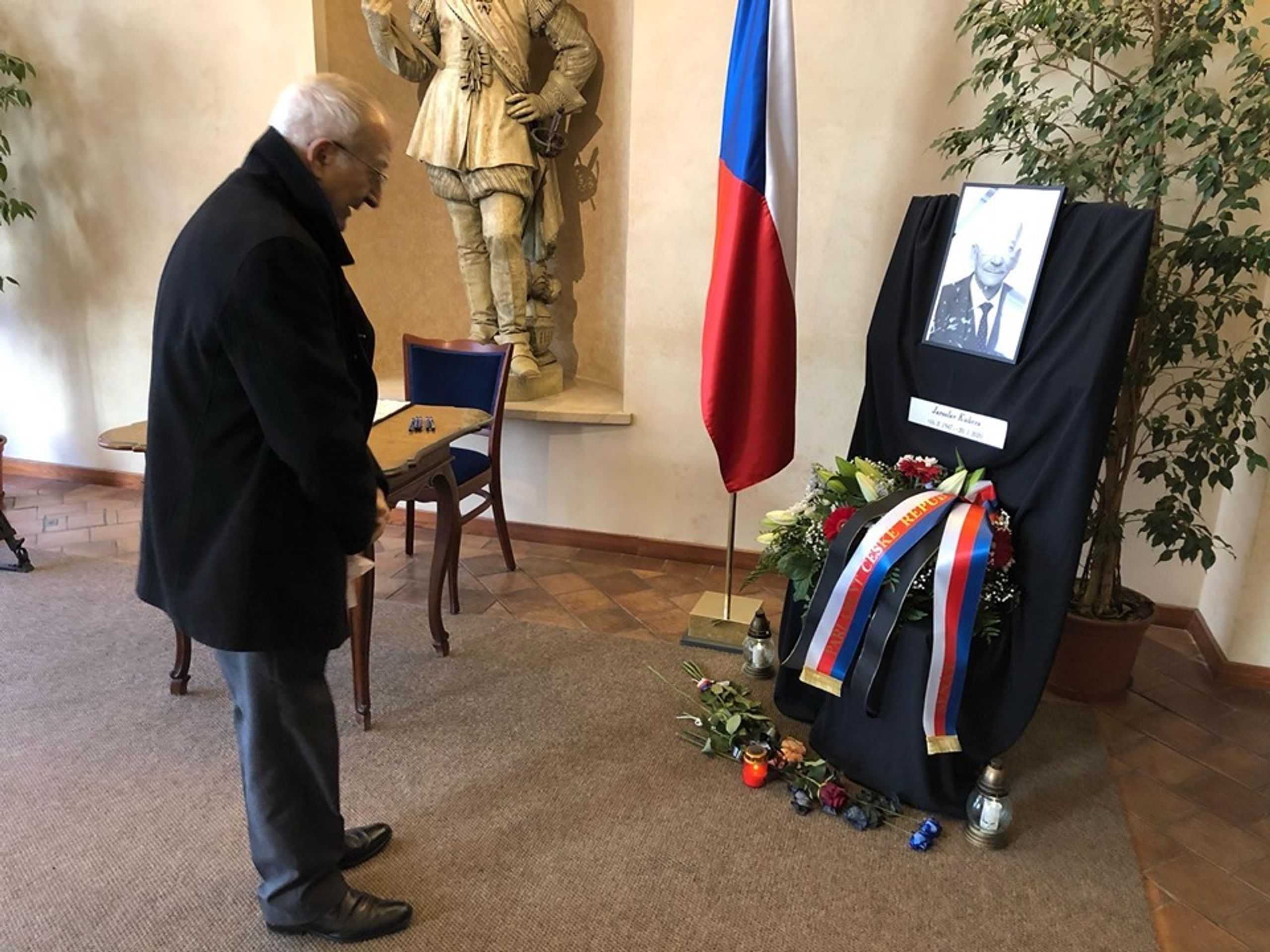 Senátoři na zasedání organizačního výboru - 3 - GALERIE: Senát prozradí, co se bude dít po úmrtí Jaroslava Kubery (7/12)