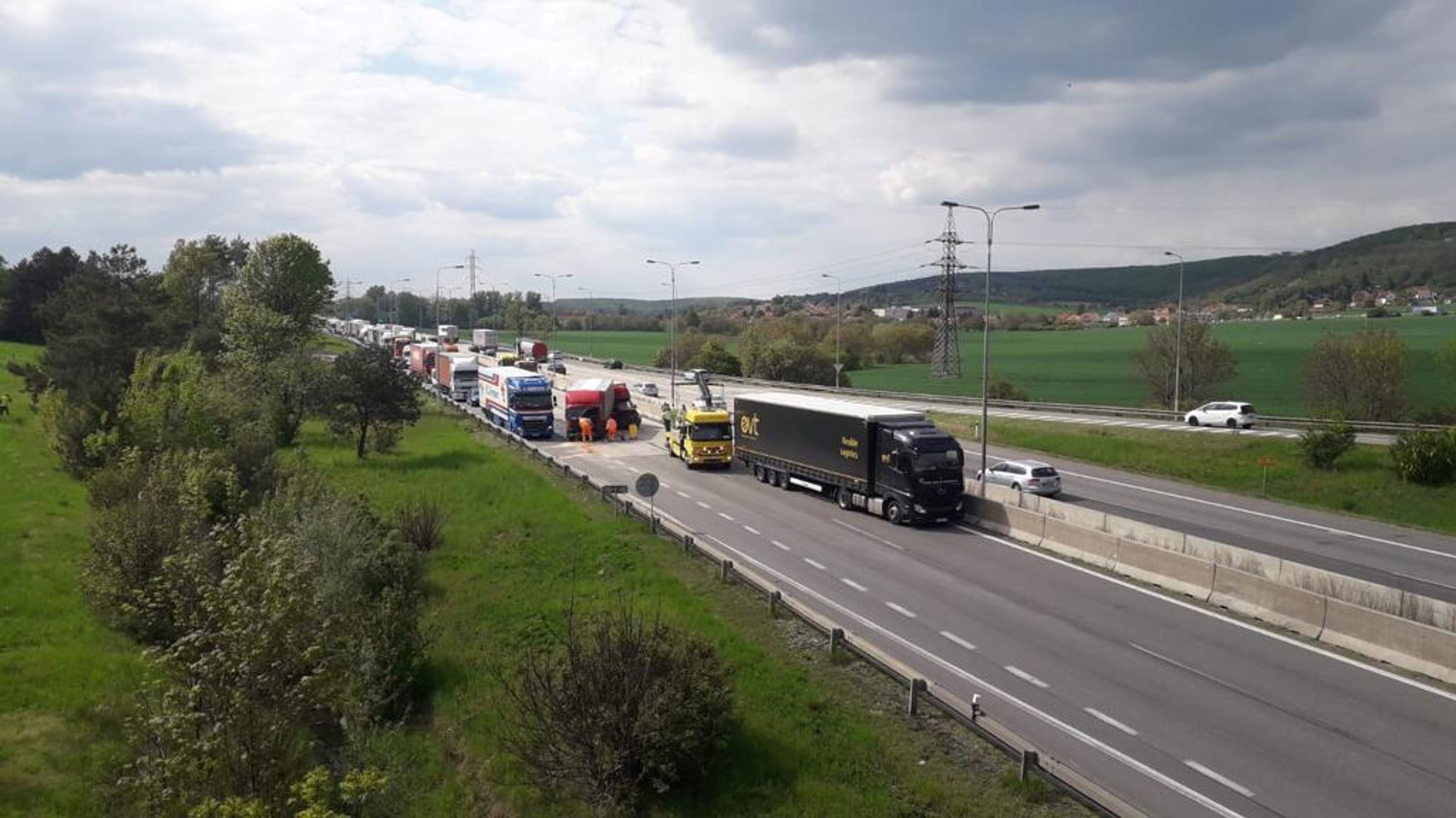 Hromadná nehoda na D1 - GALERIE: Hromadná nehoda uzavřela dálnici D1 (5/7)