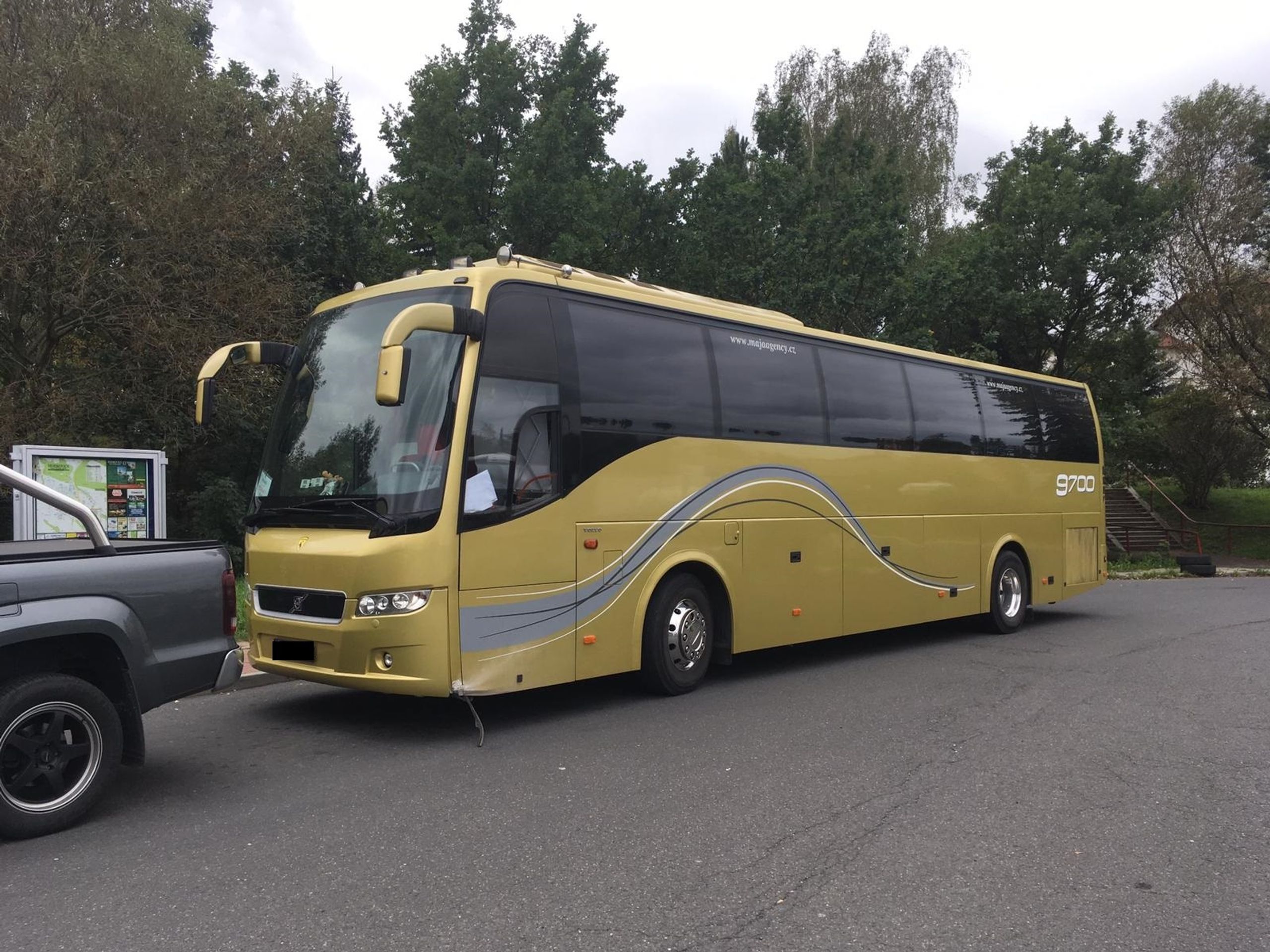 Řidič autobusu při cestě zkolaboval - 3 - GALERIE: Na cestě z Liberce do Prahy zkolaboval řidič autobusu (1/3)