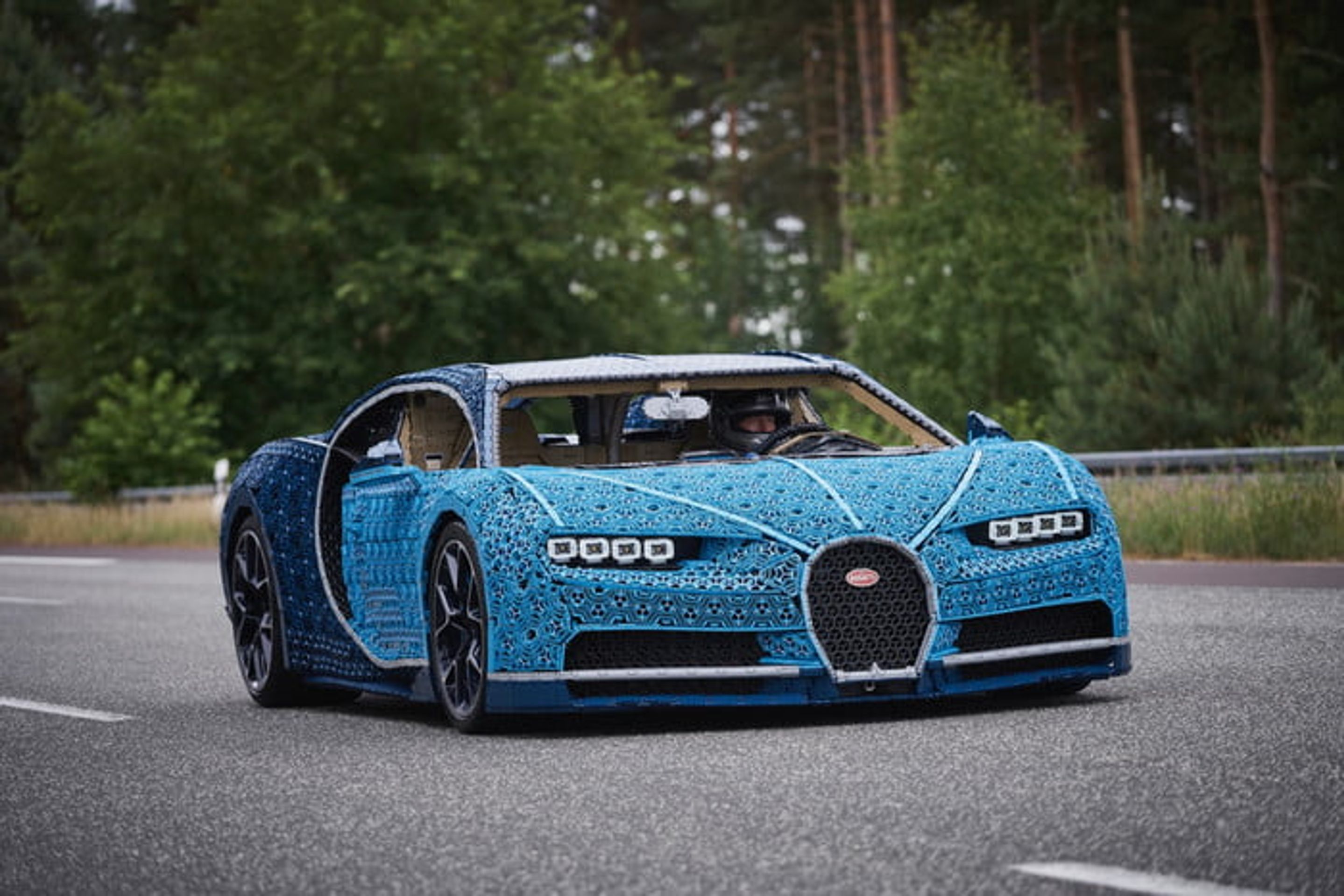 Bugatti Chiron z lega - Fotogalerie: V Kladně postavili pojízdné bugatti z lega (5/14)