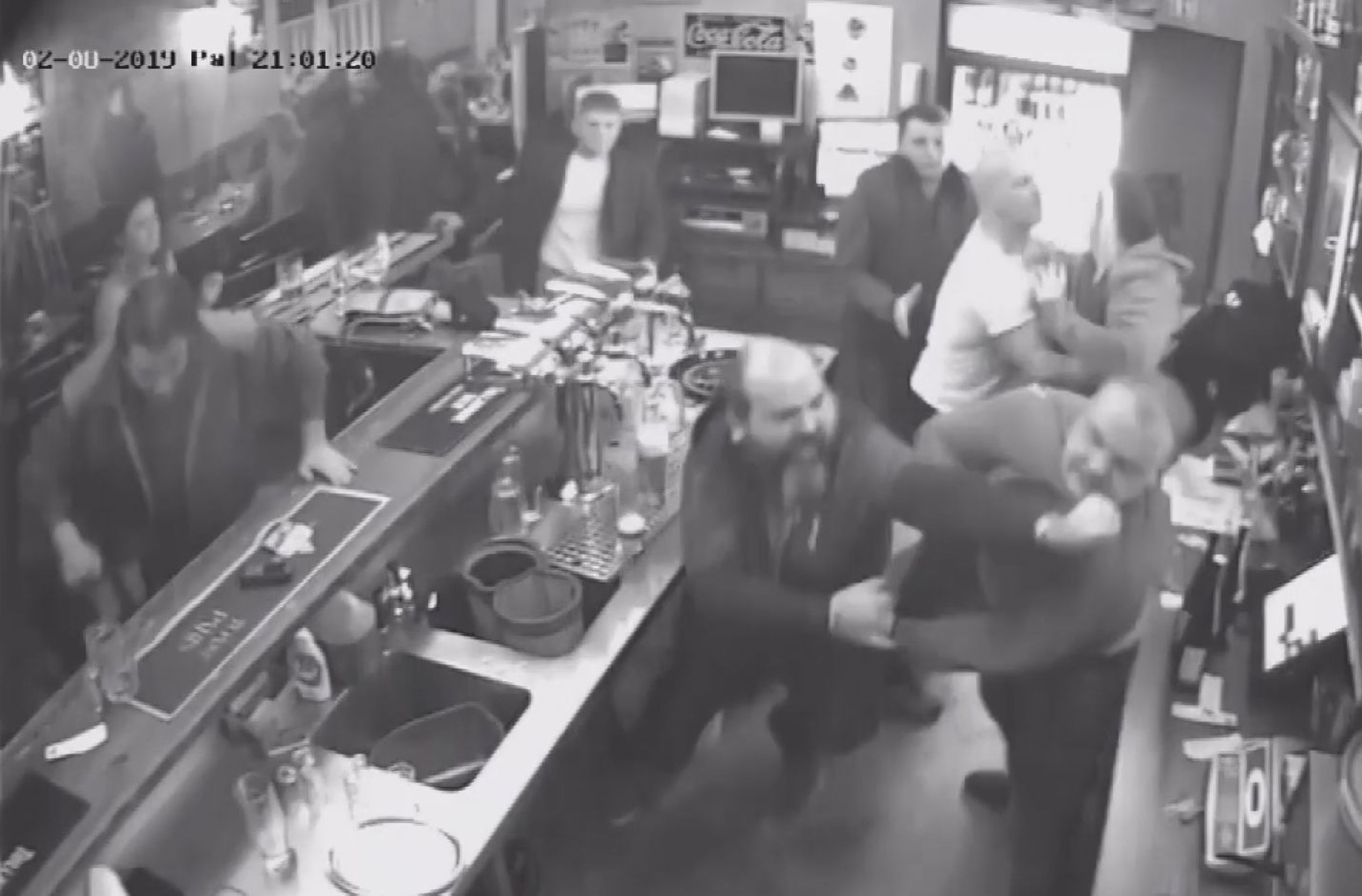 Rvačka v baru - 4 - GALERIE: Drsnou bitku v baru zastavila až zásahovka (4/6)