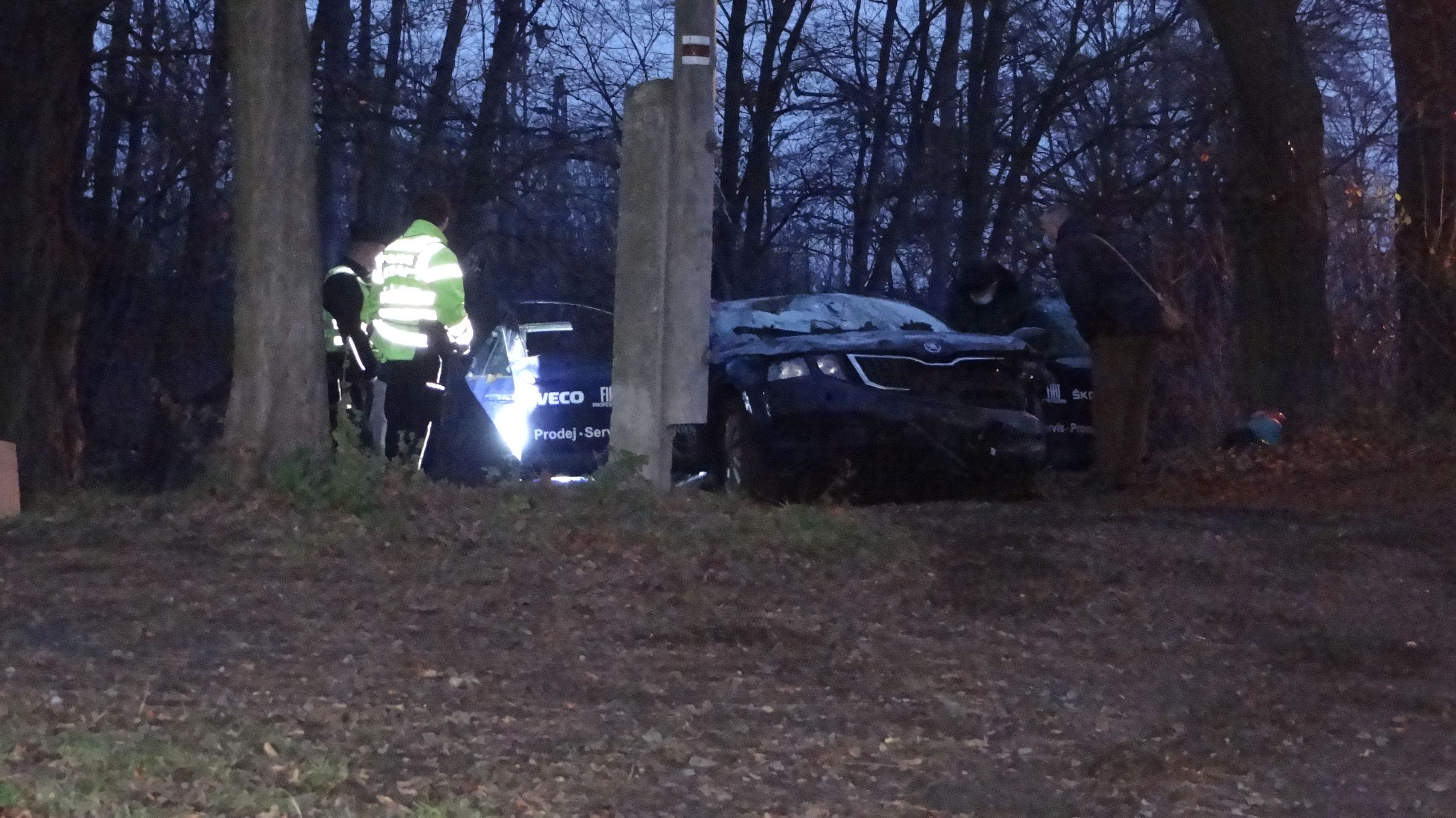 Hasiči vytáhli auto jeřábem, tělo ohledal koroner v policejním stanu - GALERIE: Smrtelná nehoda v Úvalech u Prahy (4/5)