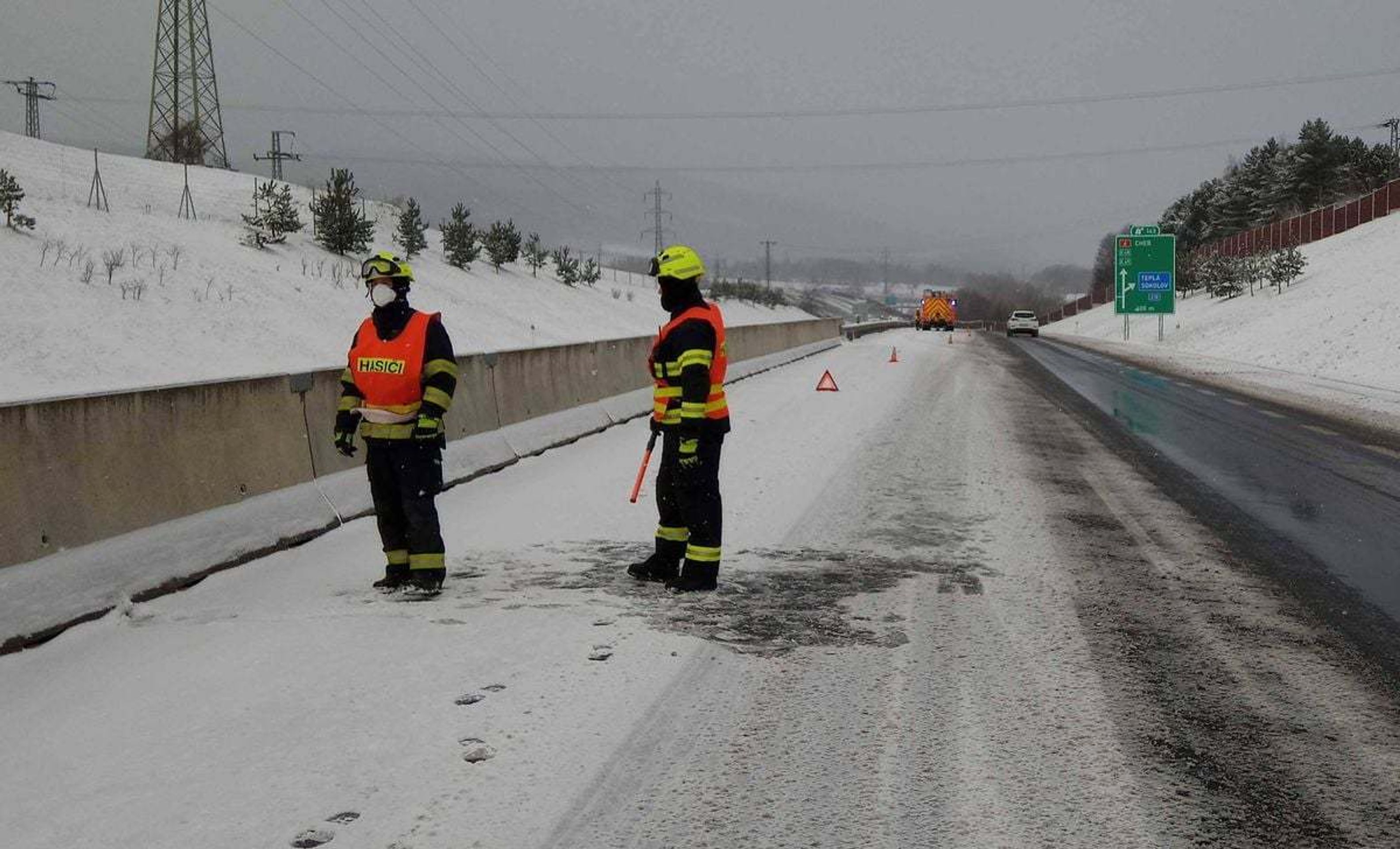 Dopravní komplikace na Sokolovsku - 2 - GALERIE: Sníh zkomplikoval dopravu v Česku (3/5)