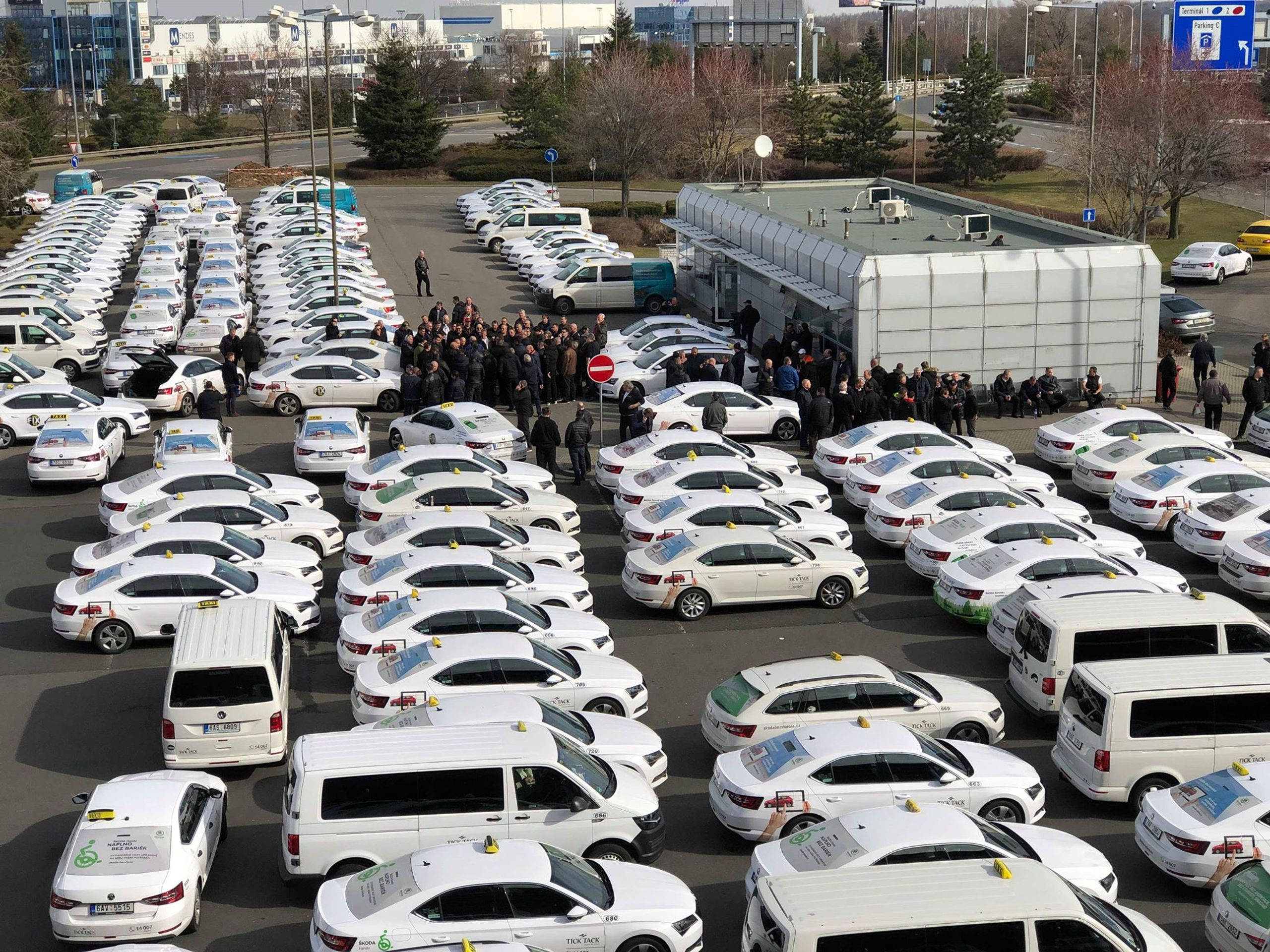 Protesty taxikářů - GALERIE: Protesty taxikářů u pražského letiště (4/10)