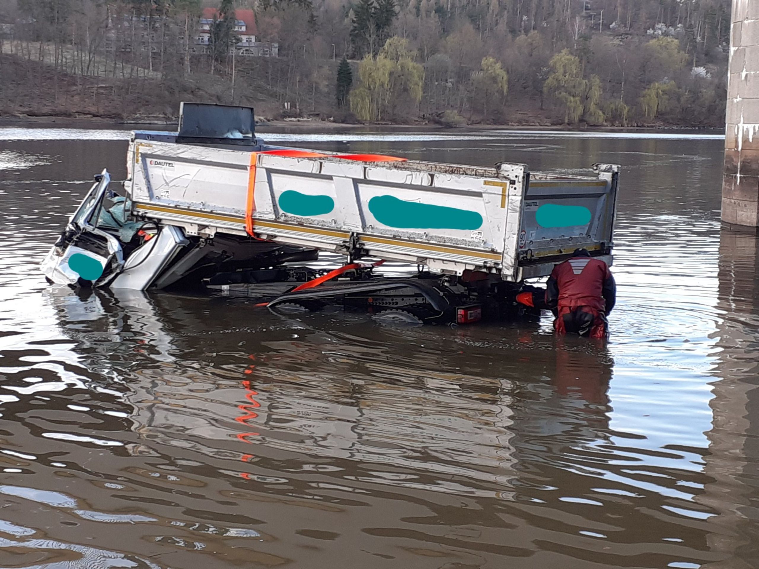 Nákladní auto vytažené z Vltavy - Do slapské přehrady sjel z mostu nákladní vůz (3/14)