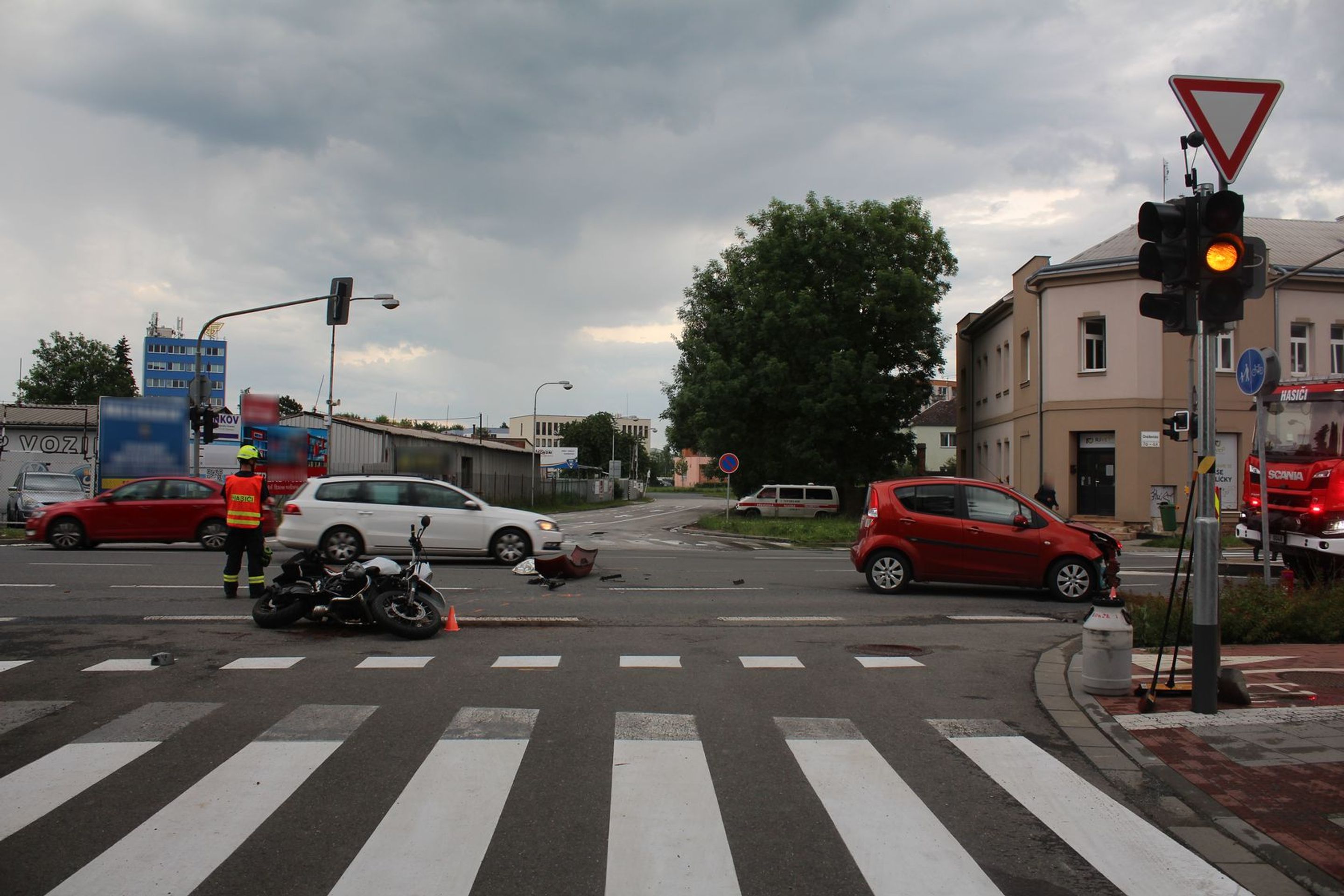Řidička nerespektovala dopravní značku a srazila motorkáře (4) - Řidička nerespektovala dopravní značku a srazila motorkáře (1/4)