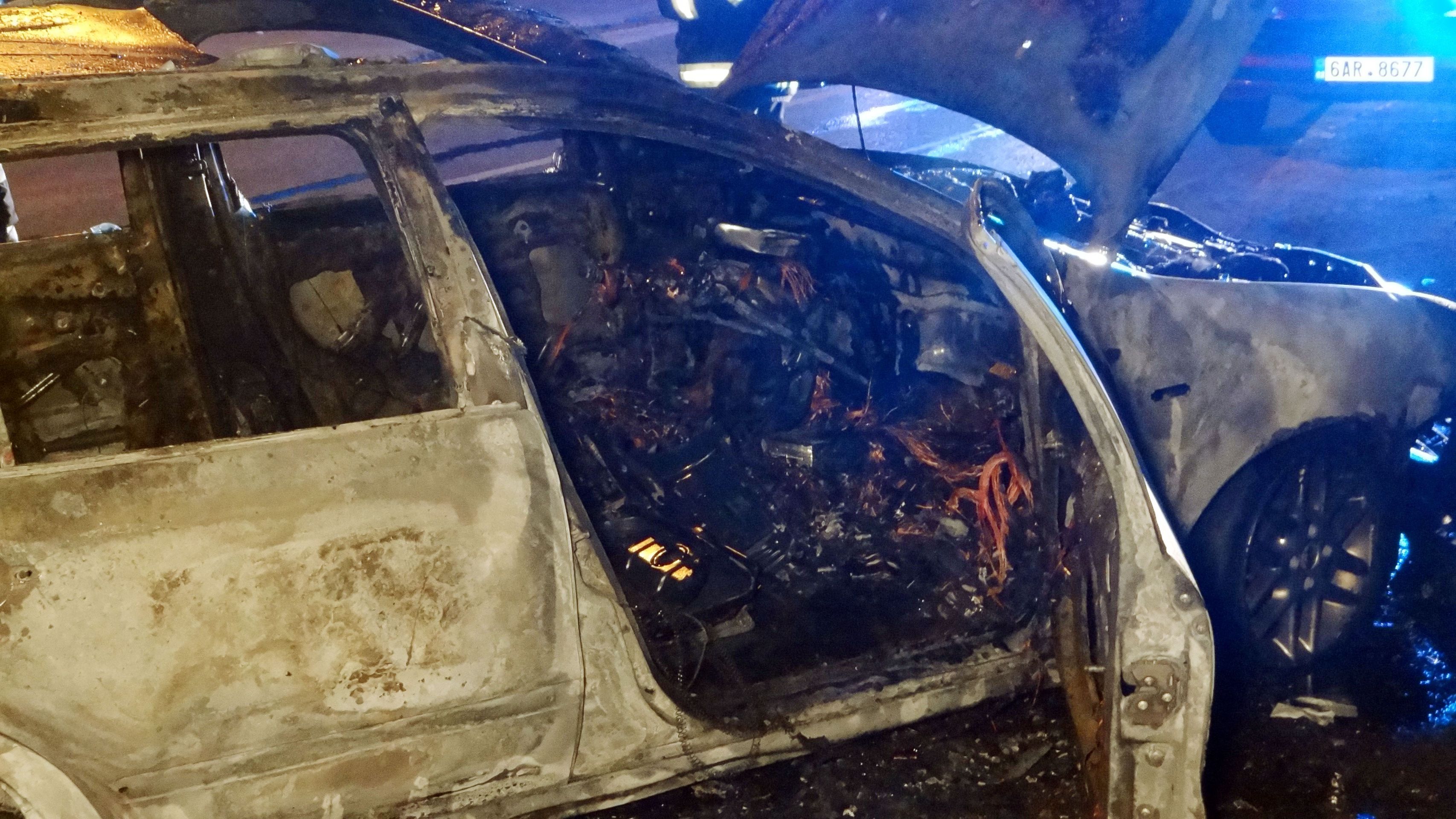 Auto pravděpodobně za podivných okolností někdo zapálil úmyslně - GALERIE: Požár auta v Praze (4/5)