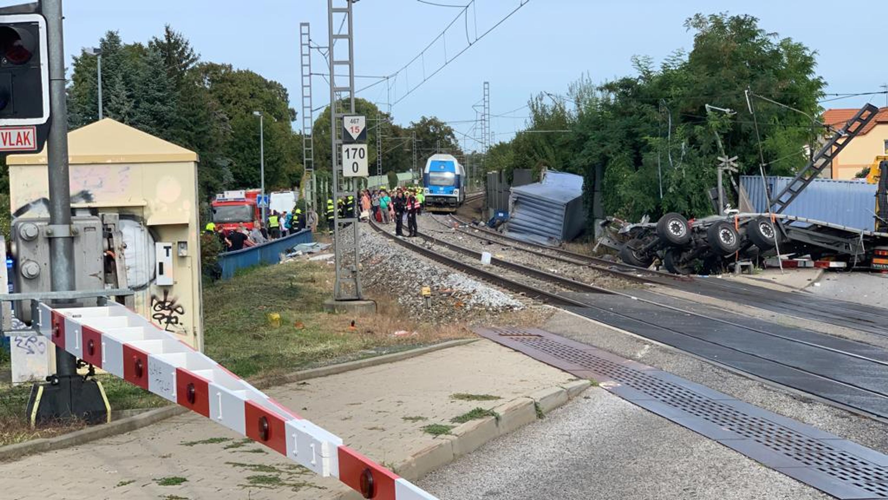 Srážka vlaku s kamionem v pražské Uhříněvsi - 5 - GALERIE: Srážka vlaku s kamionem v pražské Uhříněvsi (5/12)