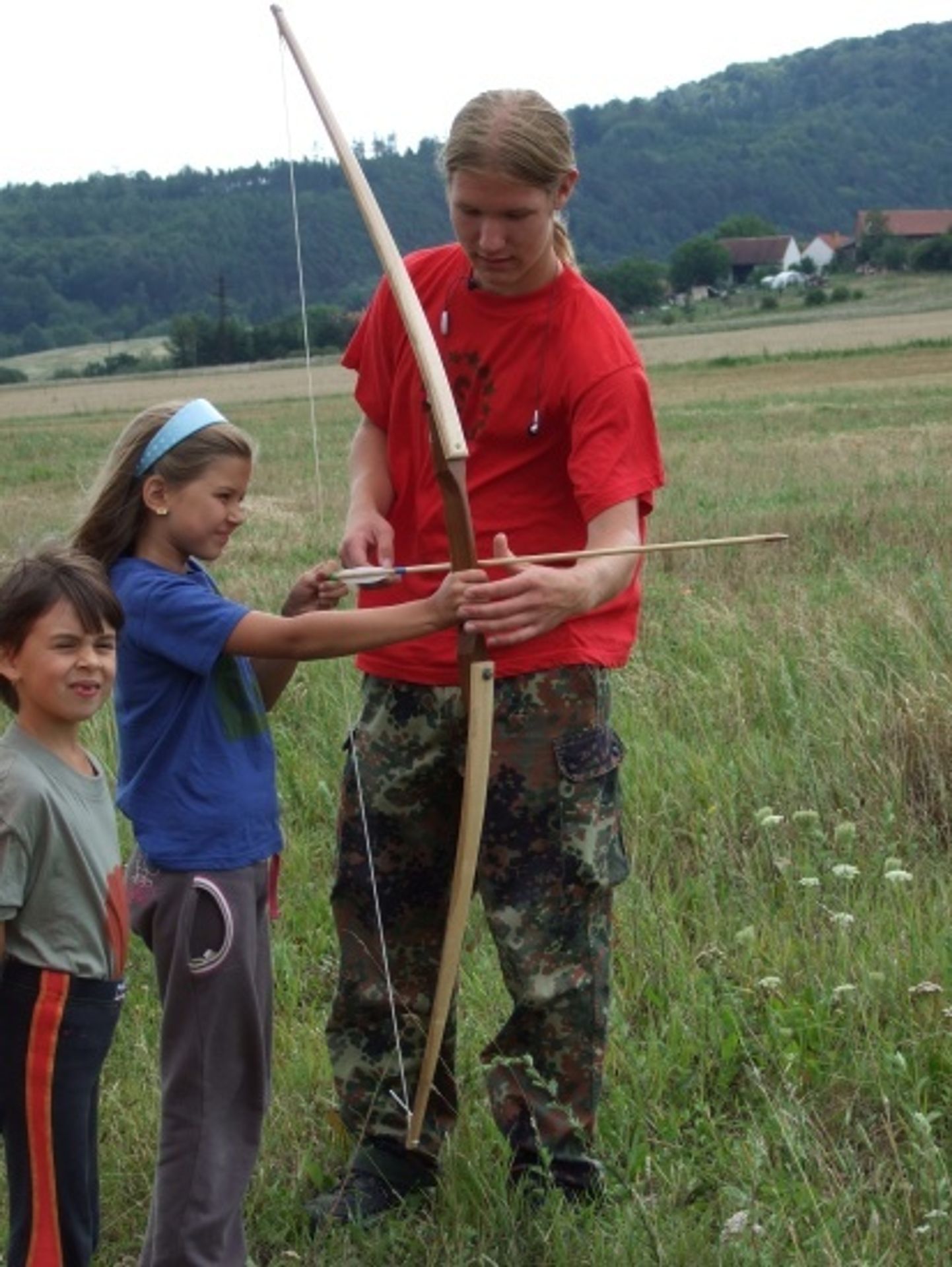 Děti na skautském táboře v Branově u Křivoklátu střílí i z luku - Růžovka si uprostřed natáčení zatábořila - video (3/9)