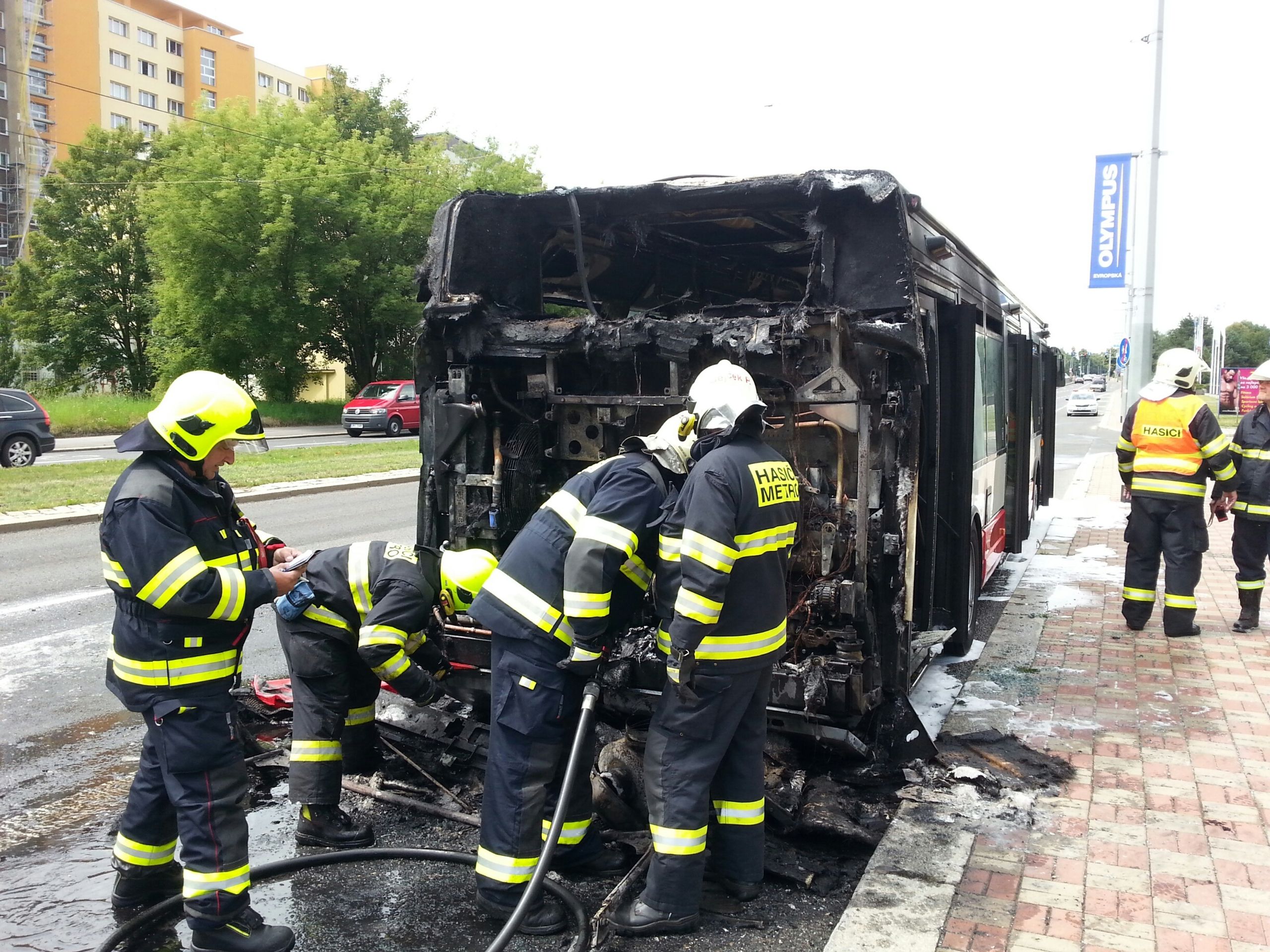 Požár autobusu na Evropské - 6 - GALERIE: Požár autobusu na Evropské (1/10)