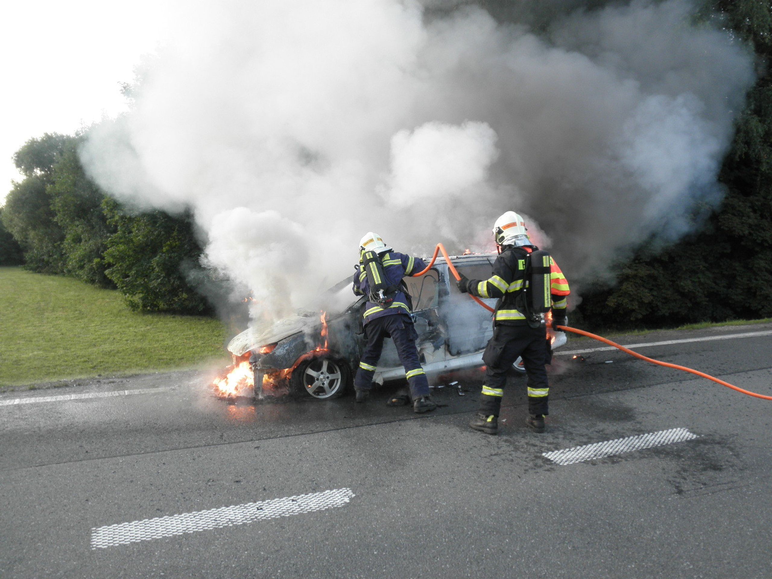 Požár u Olšan u Prostějova - 3 - GALERIE: Auto shořelo při cestě do porodnice (3/8)