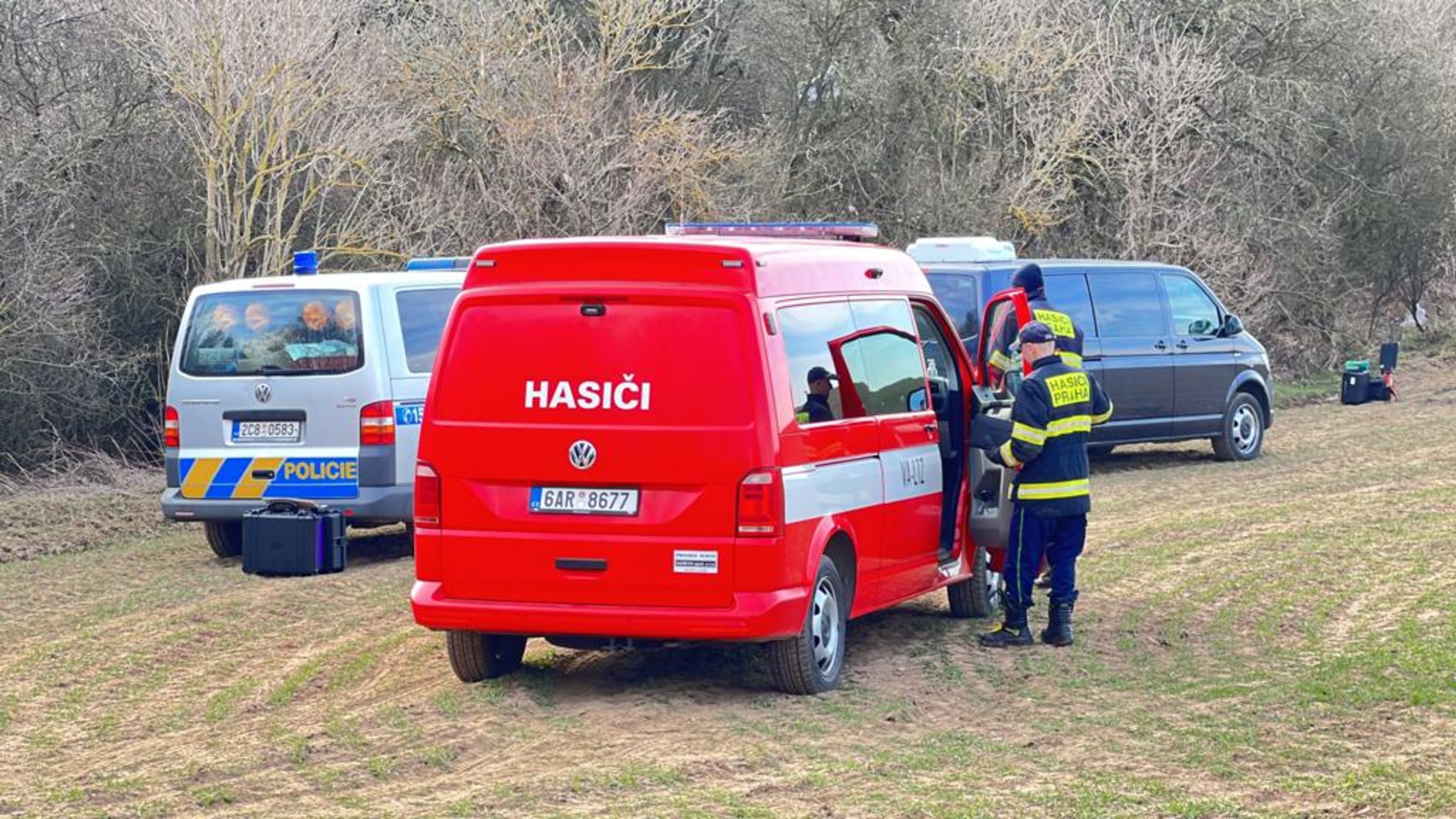 Hasiči a policisté v pražské Chuchli - Dvě mrtvé osoby v Chuchelském háji (10/14)