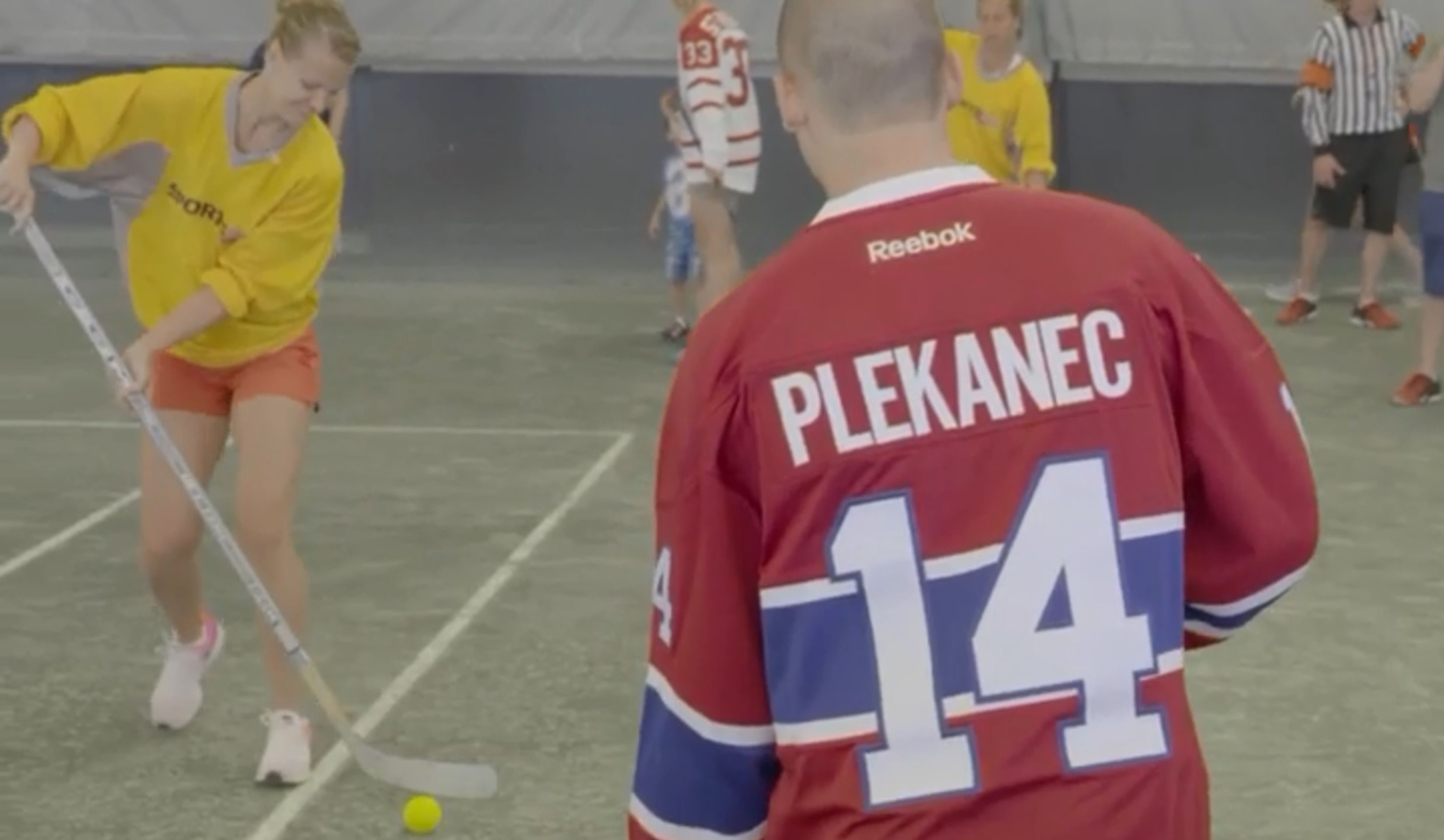 Lucie Šafářová a Tomáš Plekanec na exhibici Rogers Cupu 2016 - GALERIE: Fanoušci se pustili do Lucie Šafářové (4/6)