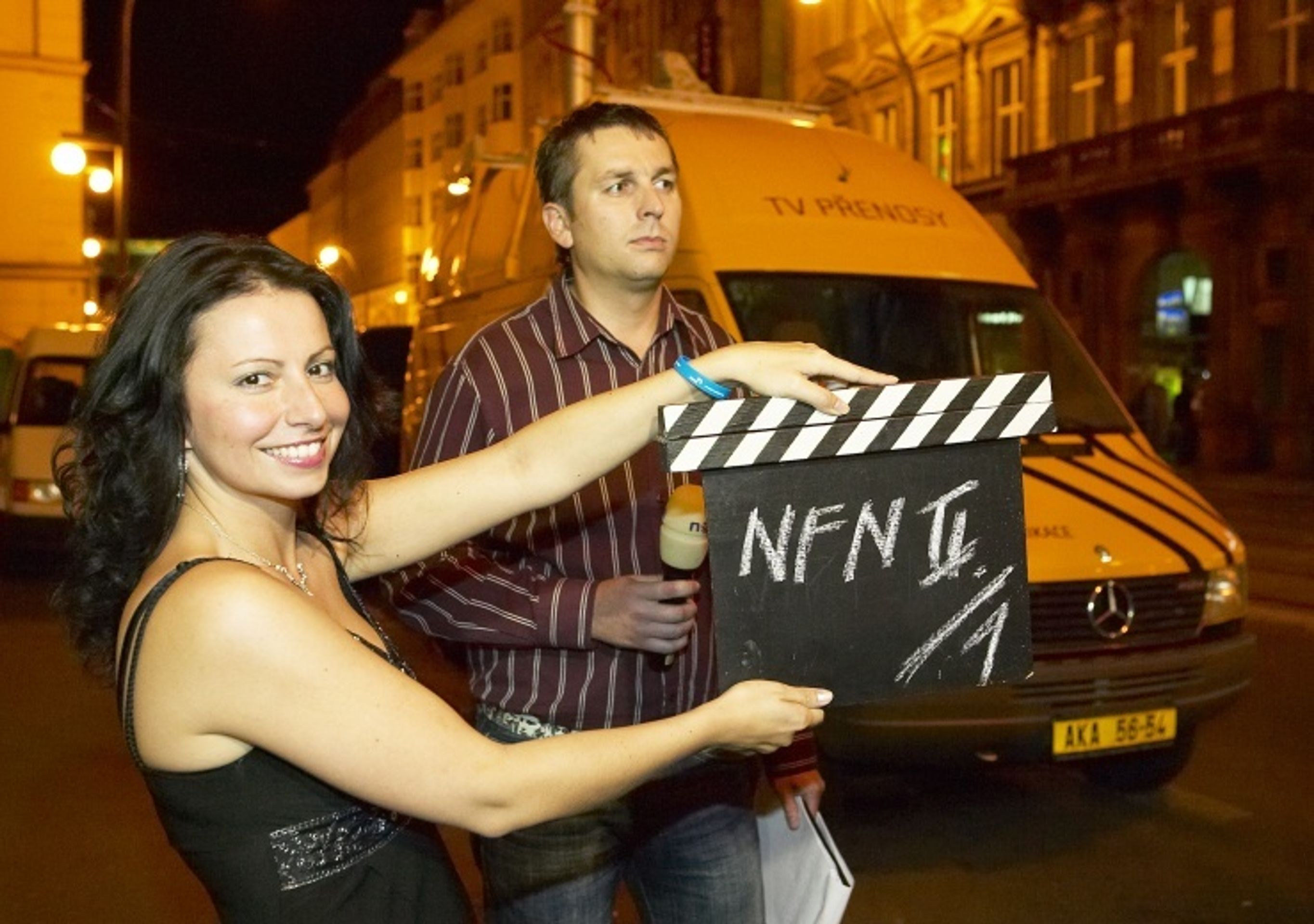 Noc filmových nadějí II - Tomáš Hauptvogel těsně před svým prvním živým vstupem do televize Nova a Markíza - Výsledek ředitelského fotbálku z Noci filmových nadějí - video (2/10)