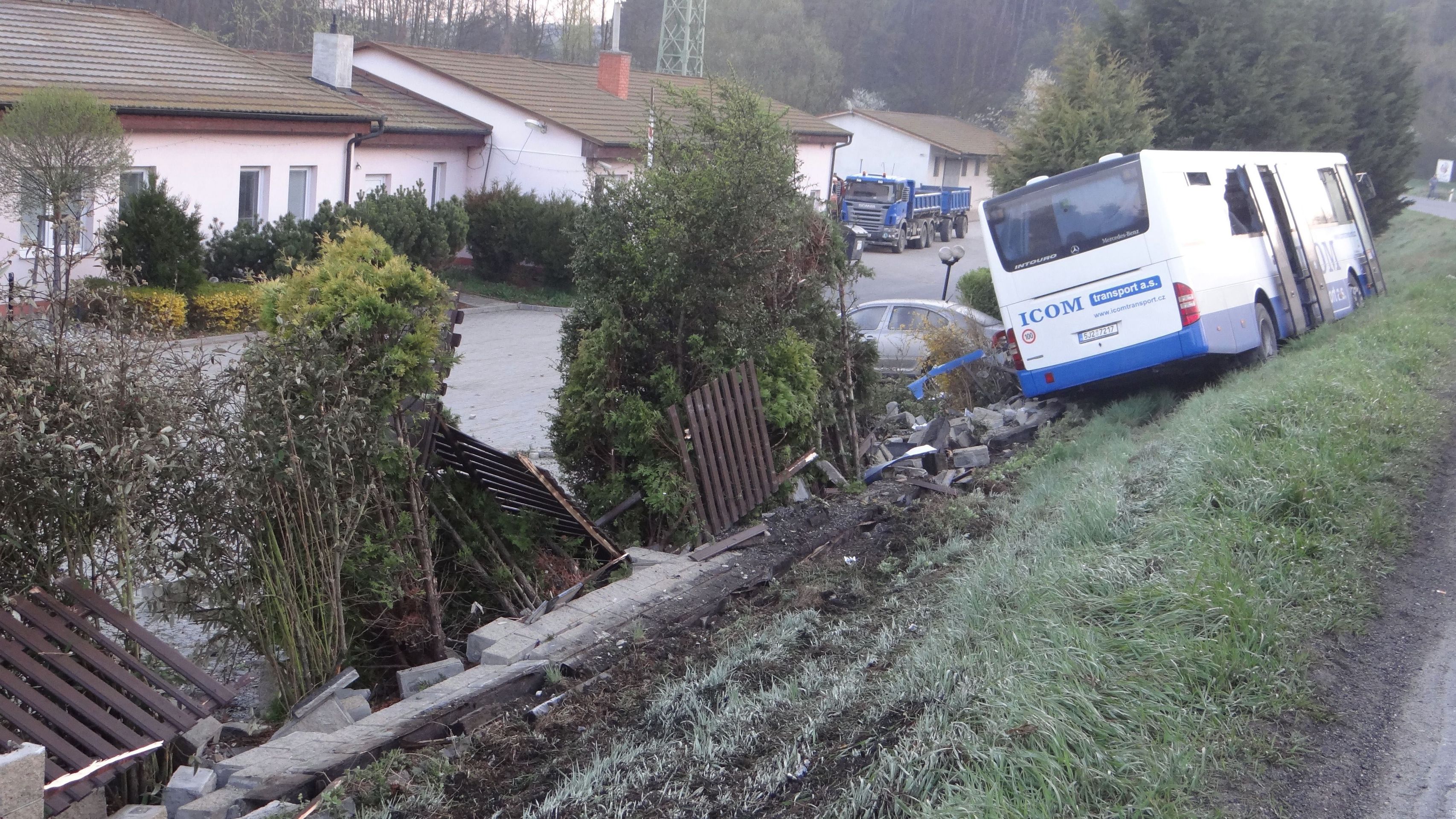 Nehoda autobusu u Slaného - 4 - GALERIE: Nehoda autobusu u Slaného (4/7)
