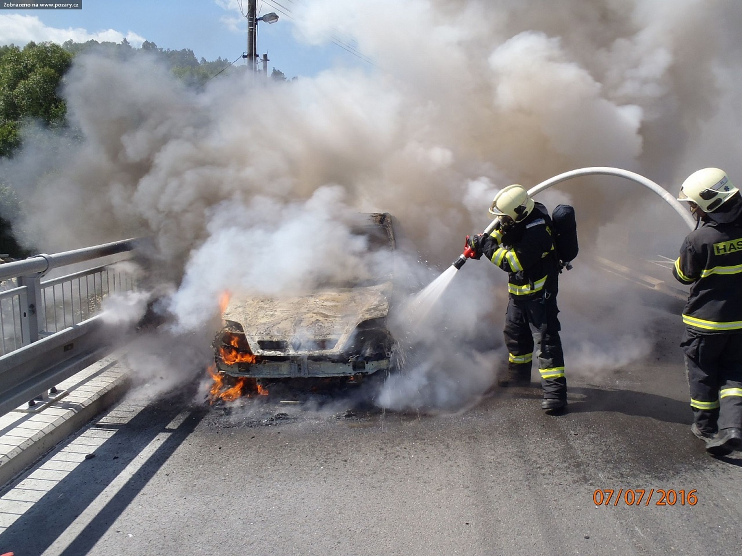 Hasiči likvidovali hořící auto v Kašavě - GALERIE: Požár auta v Kašavě (3/5)