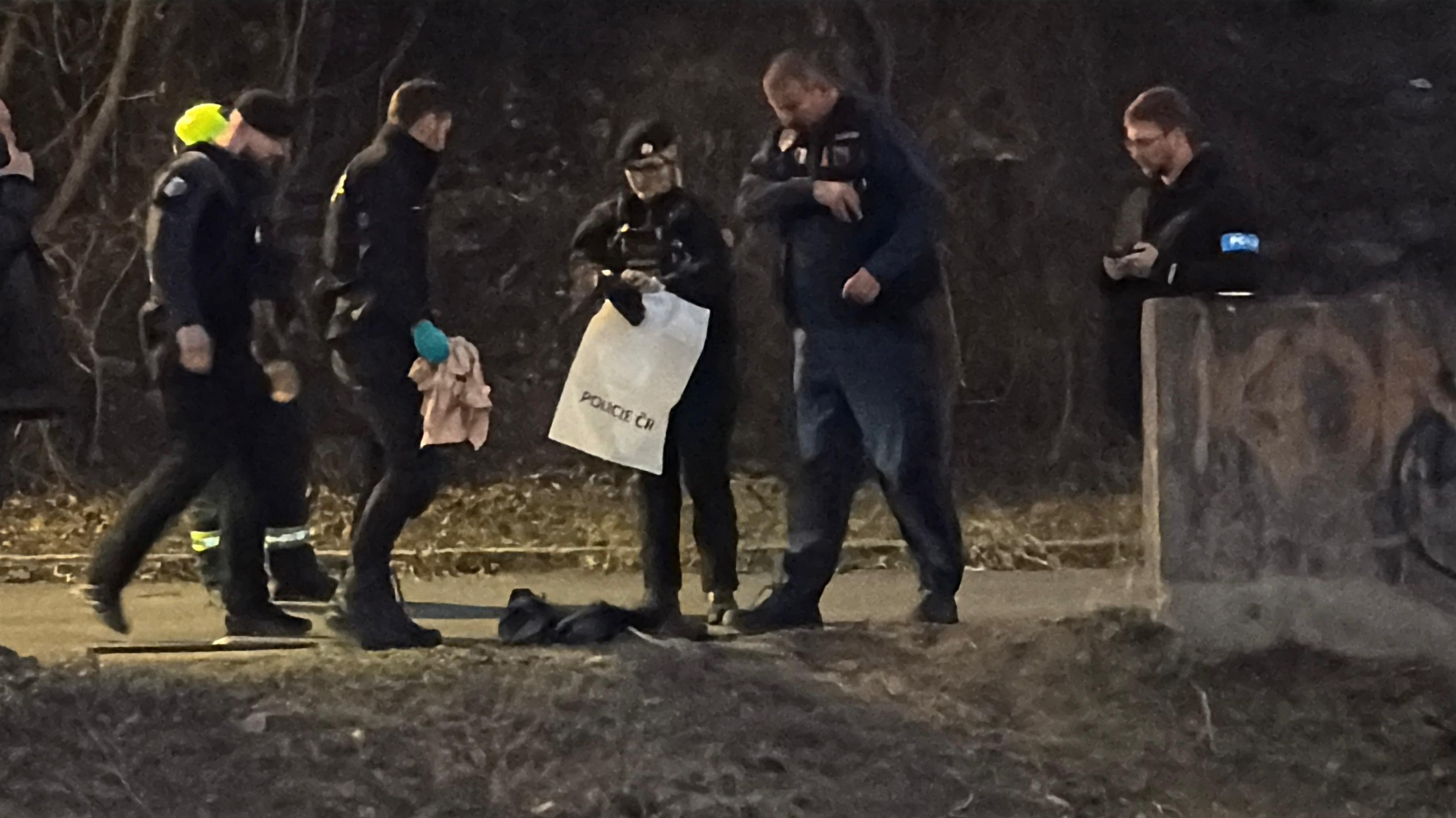 Mladíka (17) zasáhla elektřina, když lezl na sloup nesoucí traťové vedení - Skupina mladíků lezla na sloupy nesoucí traťové vedení (5/6)
