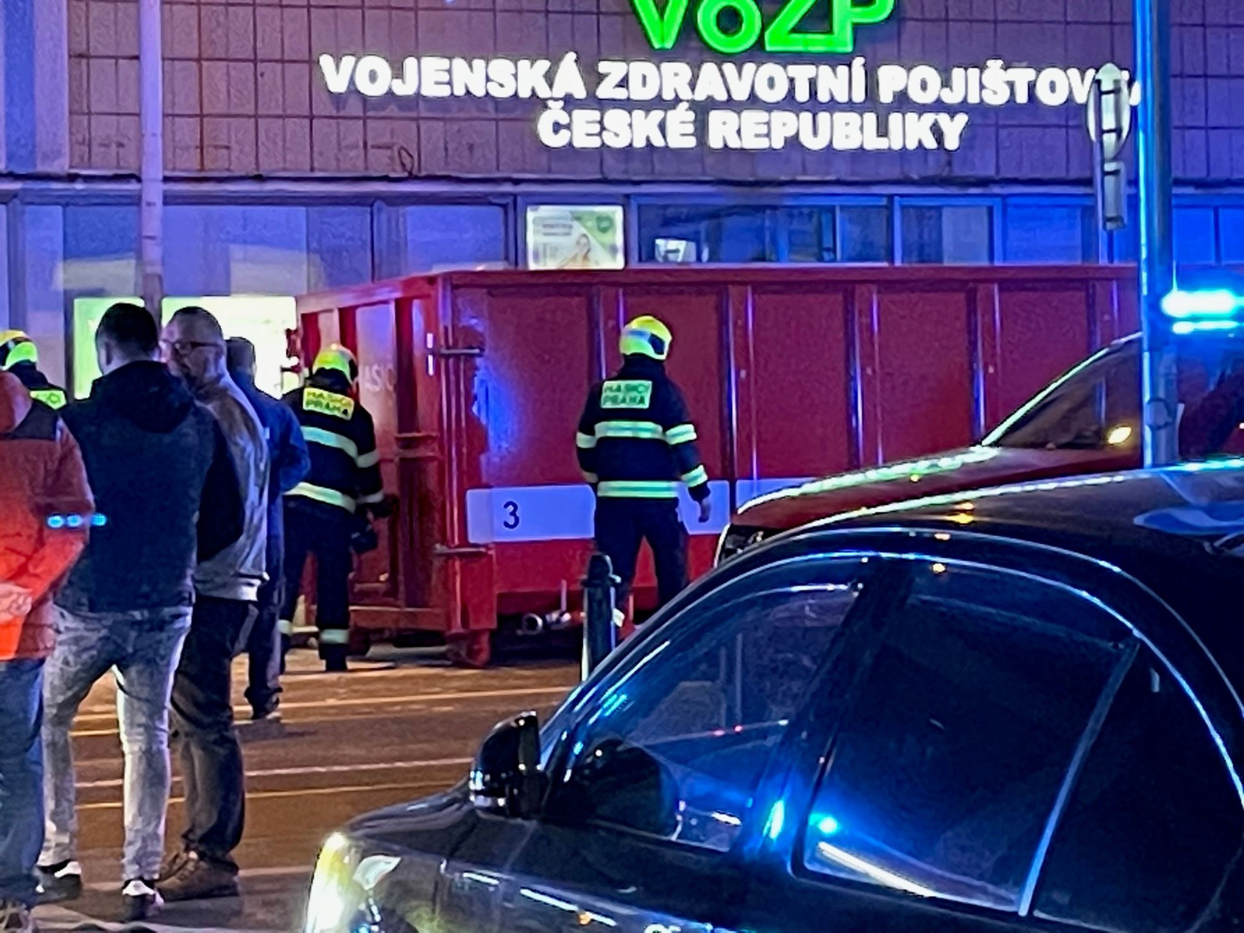 Požár elektromobilu v Praze - Požár elektromobilu v Praze (8/8)