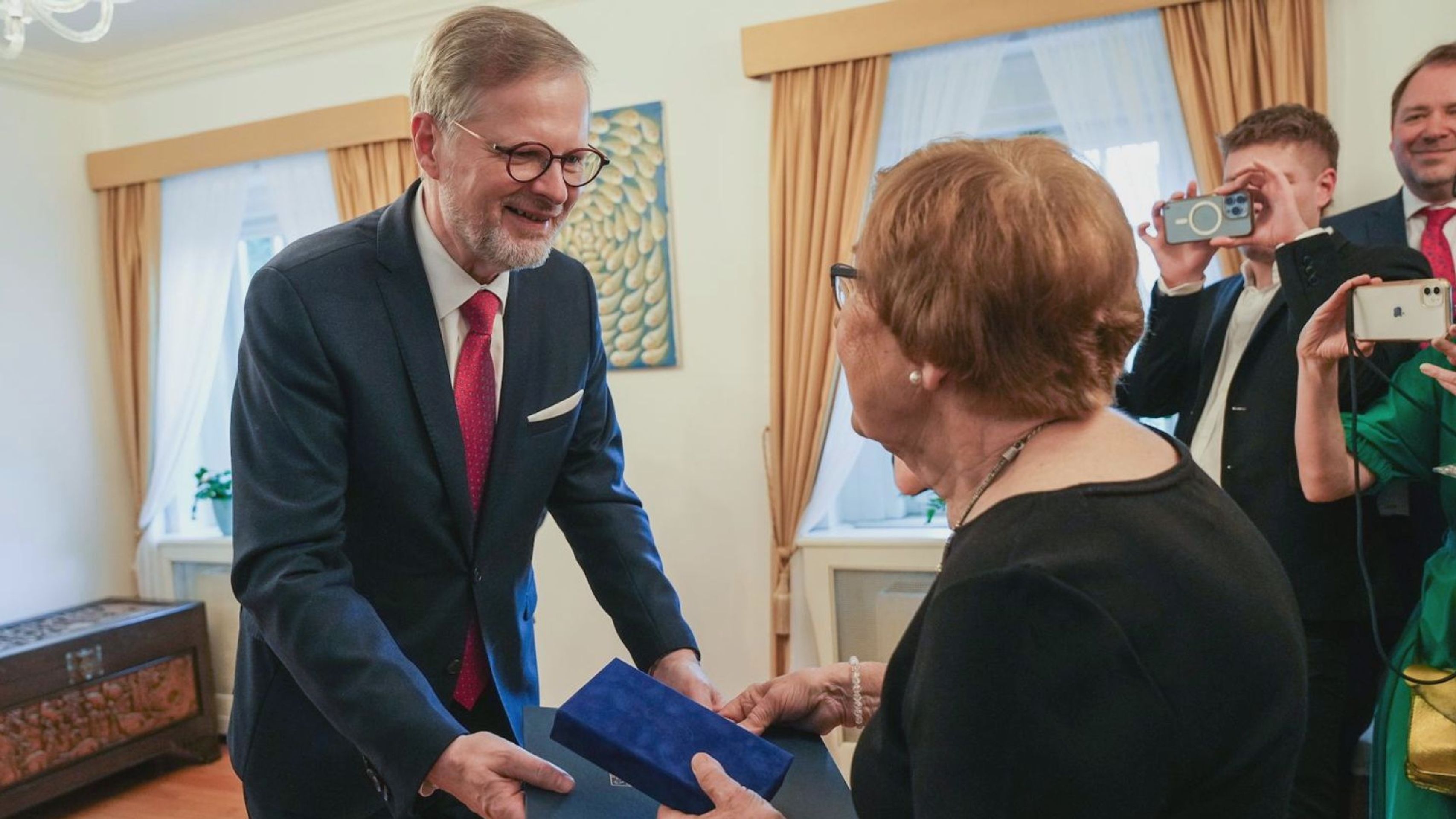 Petr Fiala a Jana Kánská (3) - Předání medaile Karla Kramáře (1/3)
