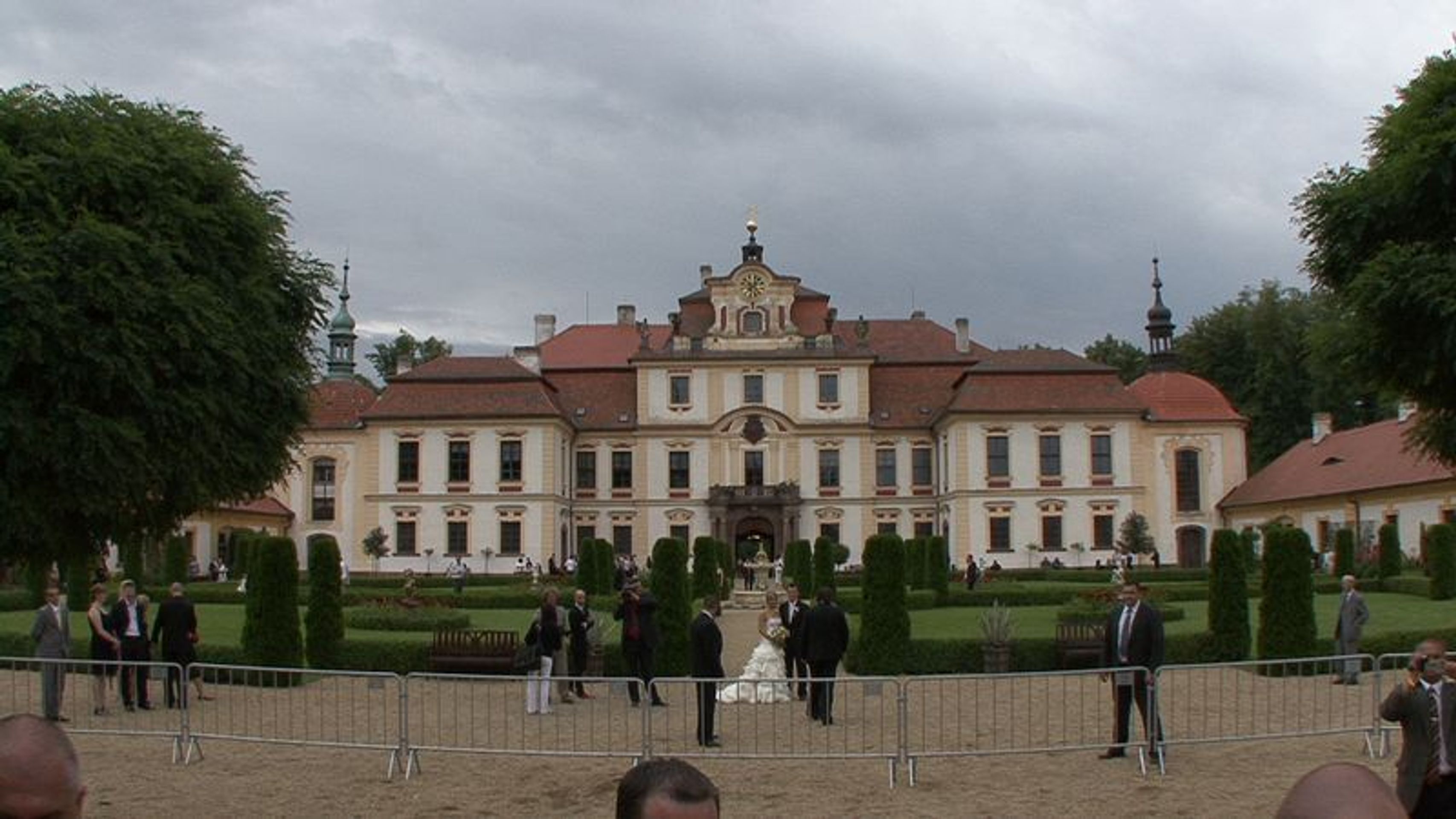 Zámek Jemniště s novomanželi - galerie: Leoš Mareš, svatba (7/13)