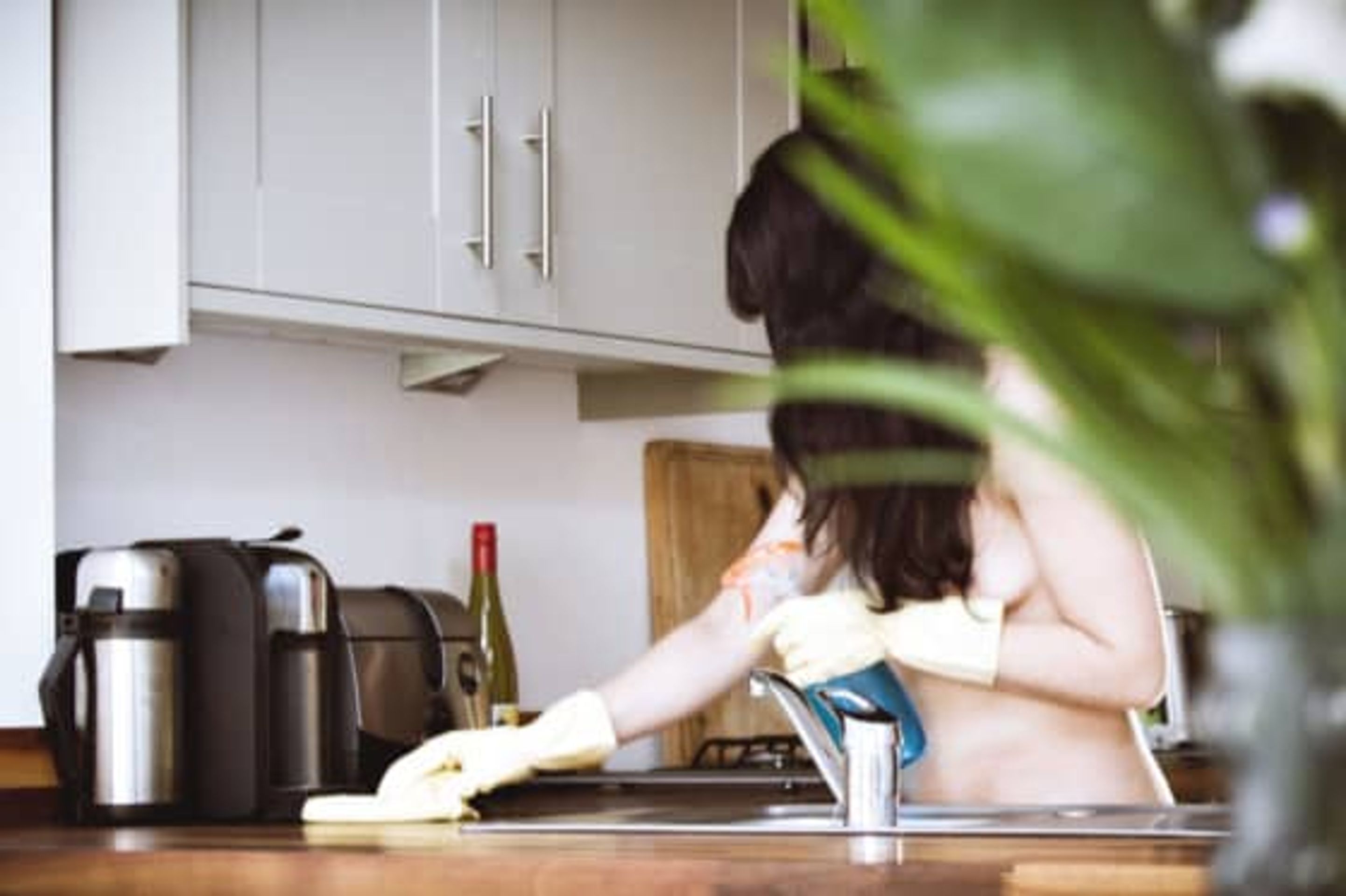 Nechte si uklidit od nahé uklízečky - GALERIE: Británií se šíří nový fenomén: Nechte si uklidit od nahé uklízečky! (10/12)