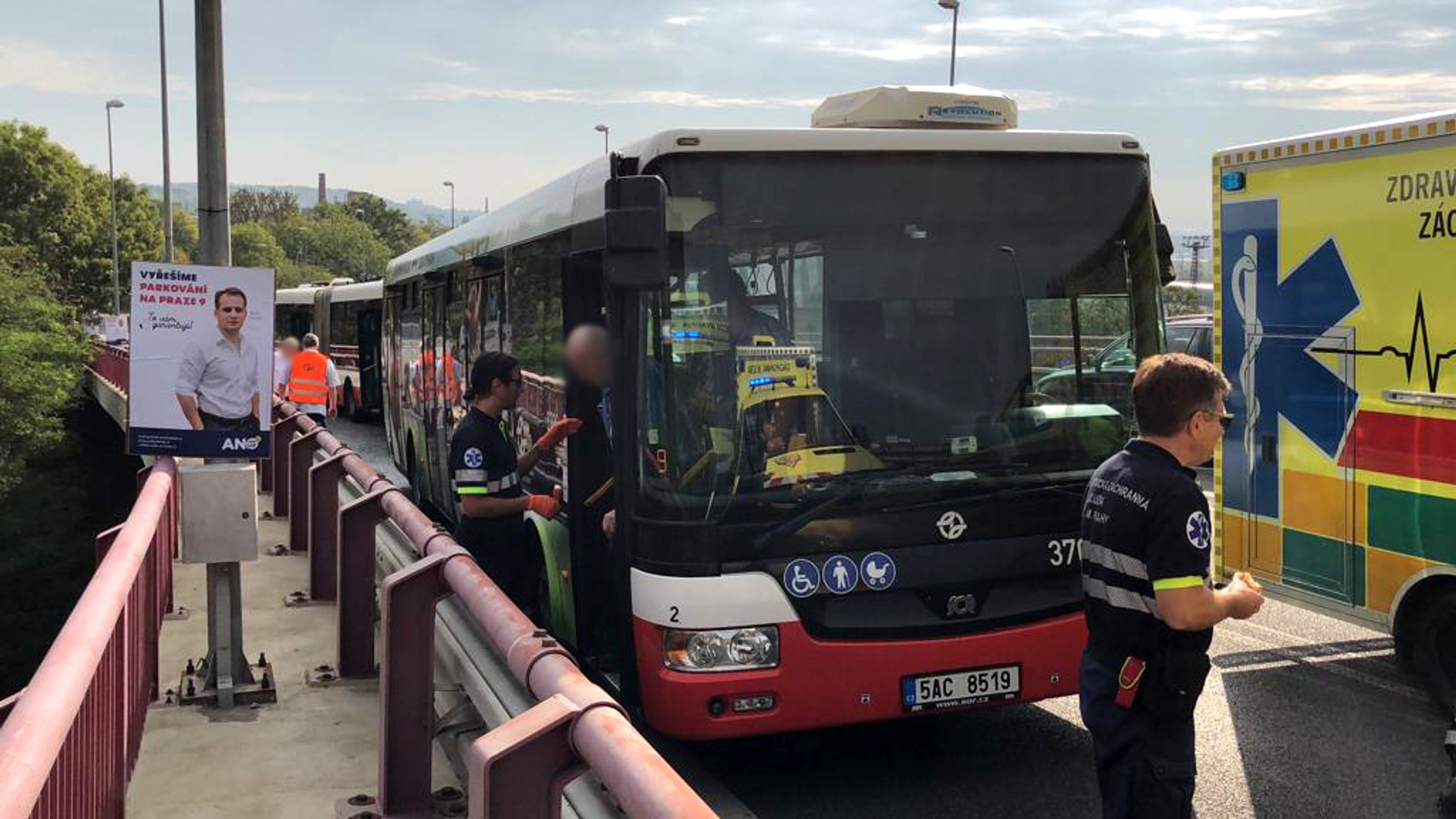 Srážka dvou autobusů na Vysočanské - 7 - GALERIE: Nehody na Vysočanské a ve Vršovicích (7/11)