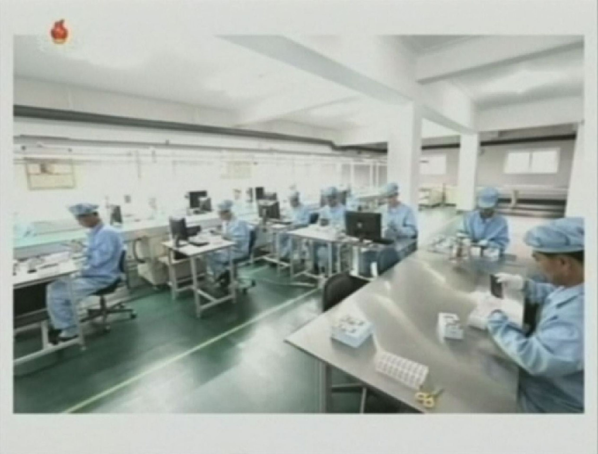 Kim Čong-un v údajné továrně na mobilní telefony - 2 - GALERIE: Kim Čong-un a nový korejský telefon z Číny (5/6)
