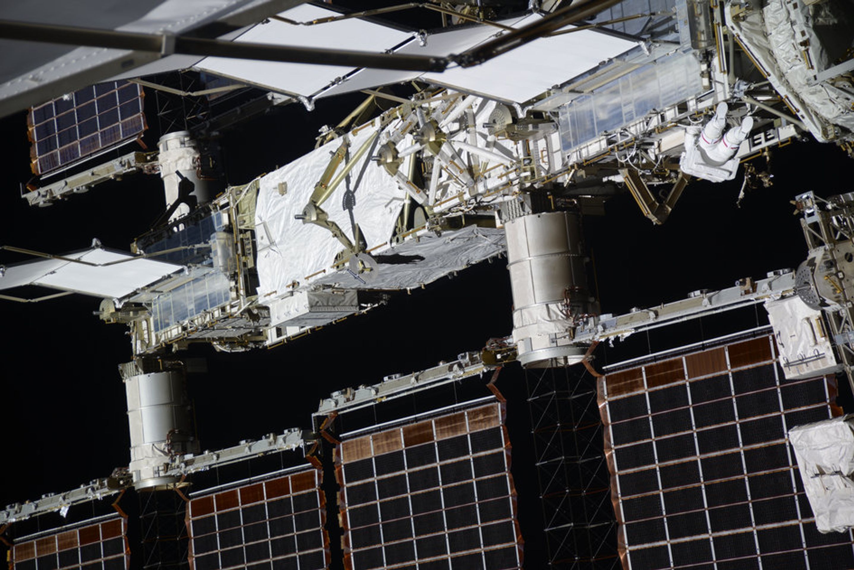 Perspektiva - GALERIE: Výměna baterií na ISS (3/3)
