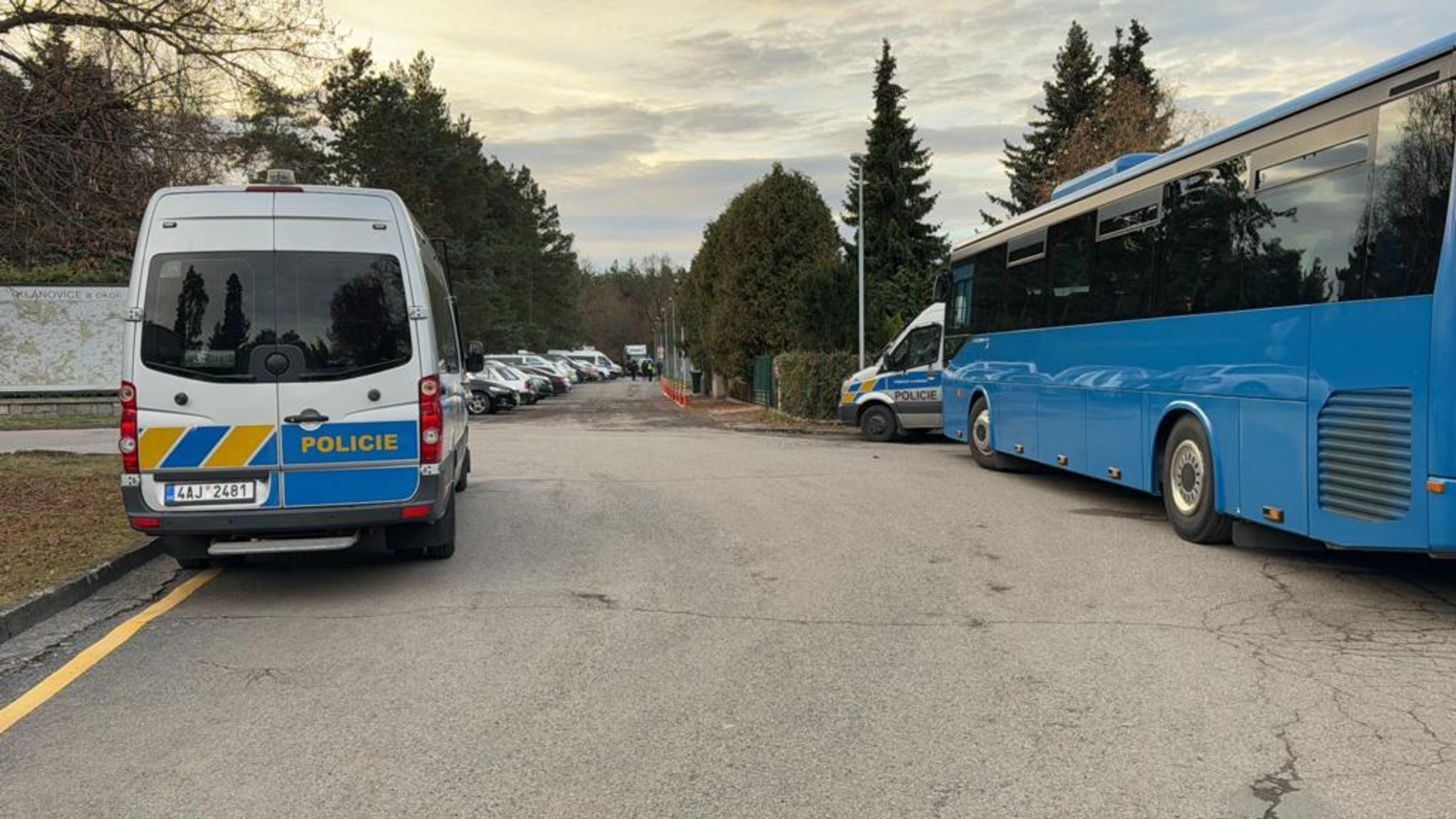 Hromadná policejní akce v Klánovicích (2) - Pátrací akce v Klánovickém lese (17/33)