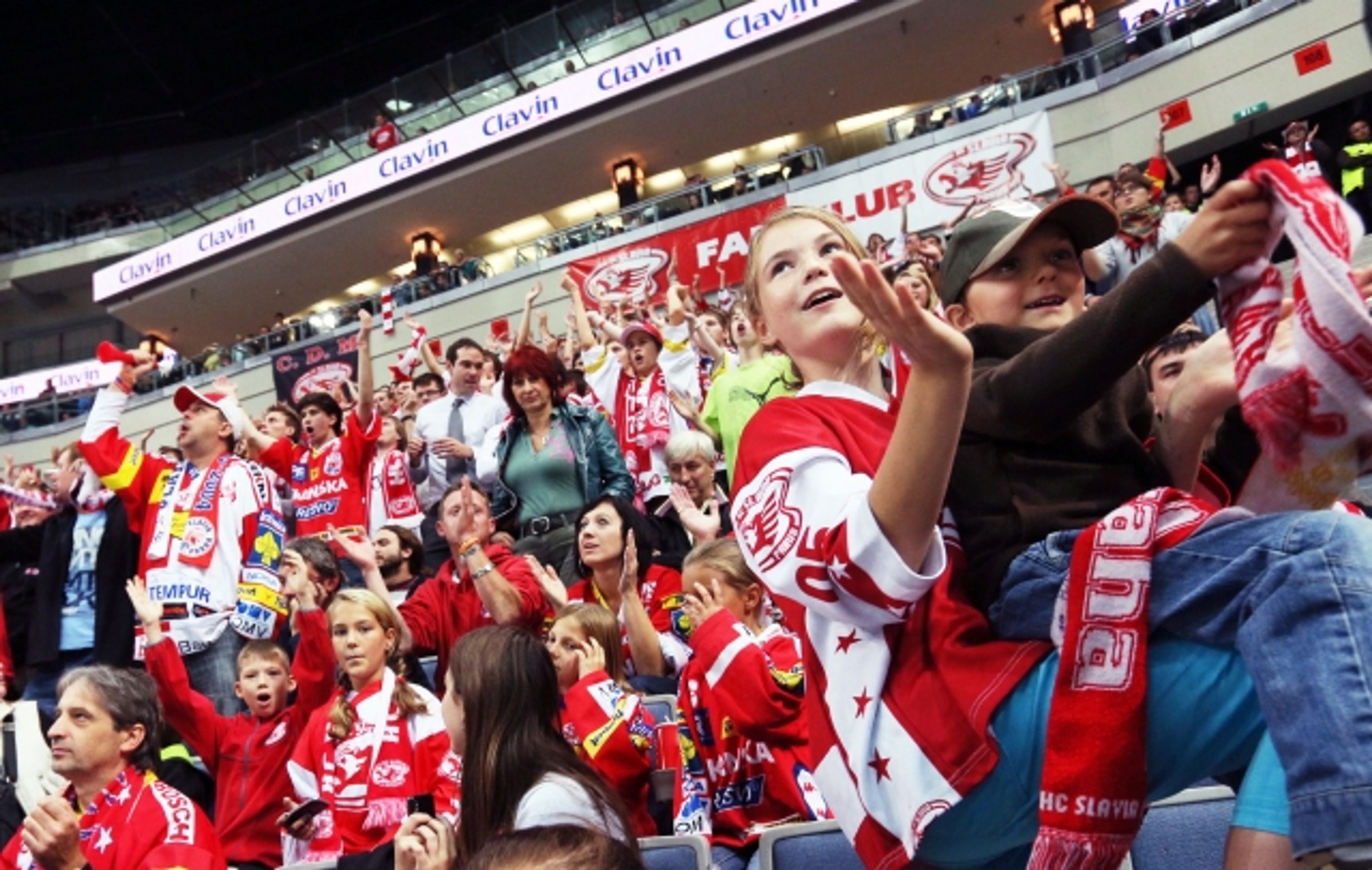 Fanoušci Slavie v pražské O2 areně při návratu hvězd NHL - GALERIE: Jágr, Plekanec, Červenka...Přehlídka hvězd z NHL (7/14)