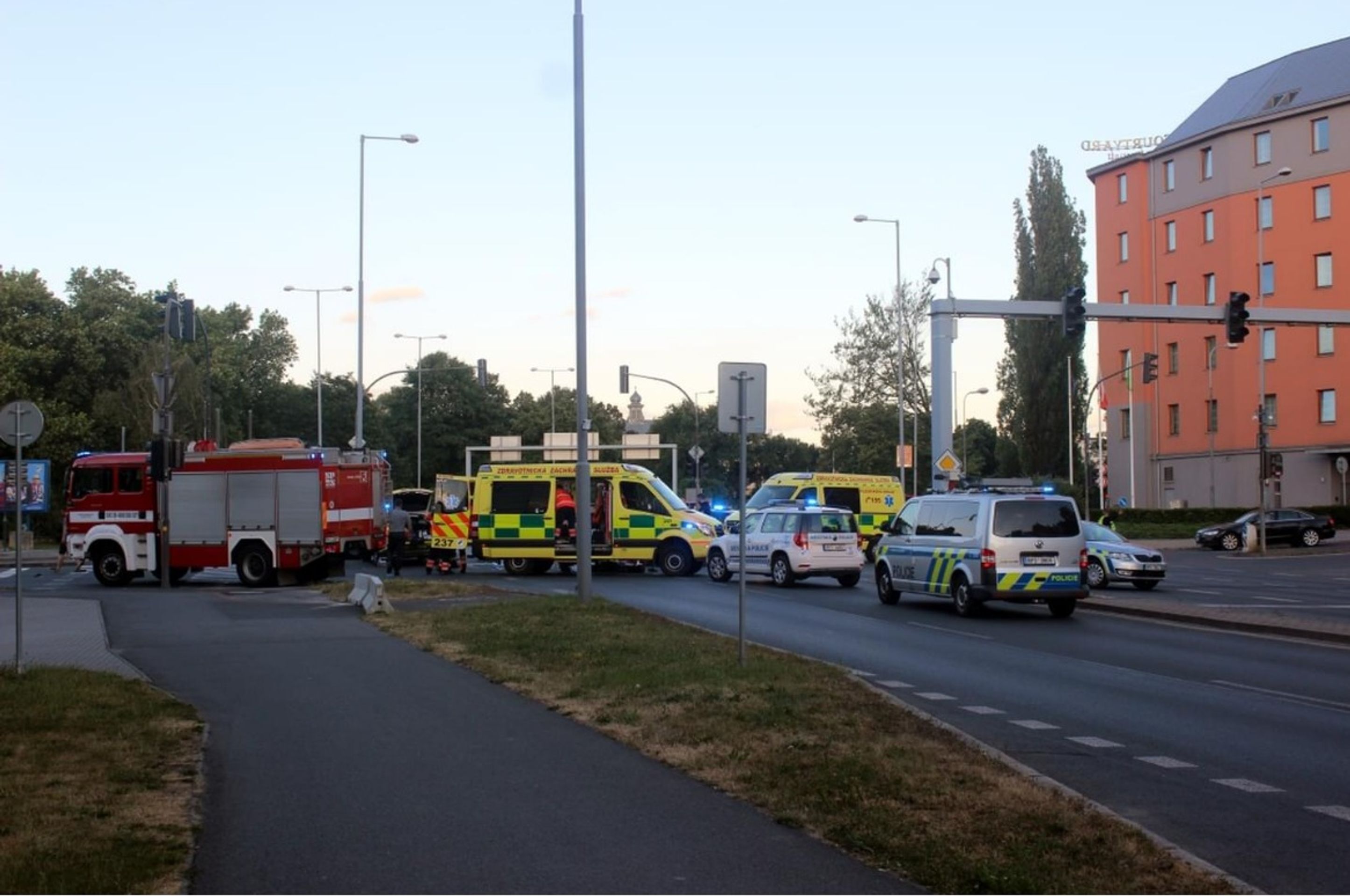 Auto srazilo v Plzni na přechodu dvě děti - 6 - GALERIE: Auto srazilo na přechodu v Plzni dvě děti (6/9)