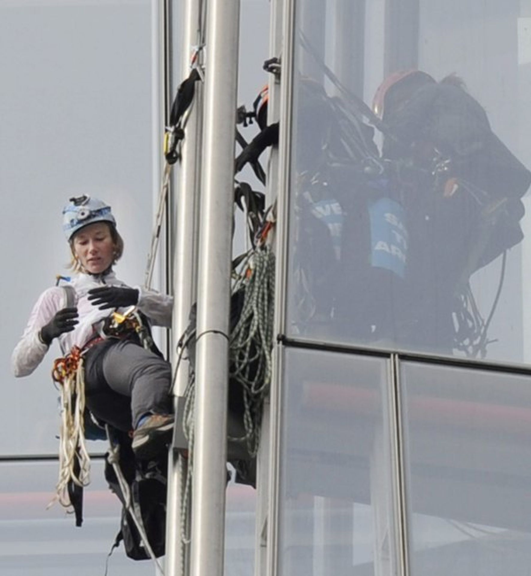 Aktivistky Greenpeace lezou na londýnský mrakodrap - 4 - GALERIE: Aktivistky lezou na londýnský mrakodrap (4/14)