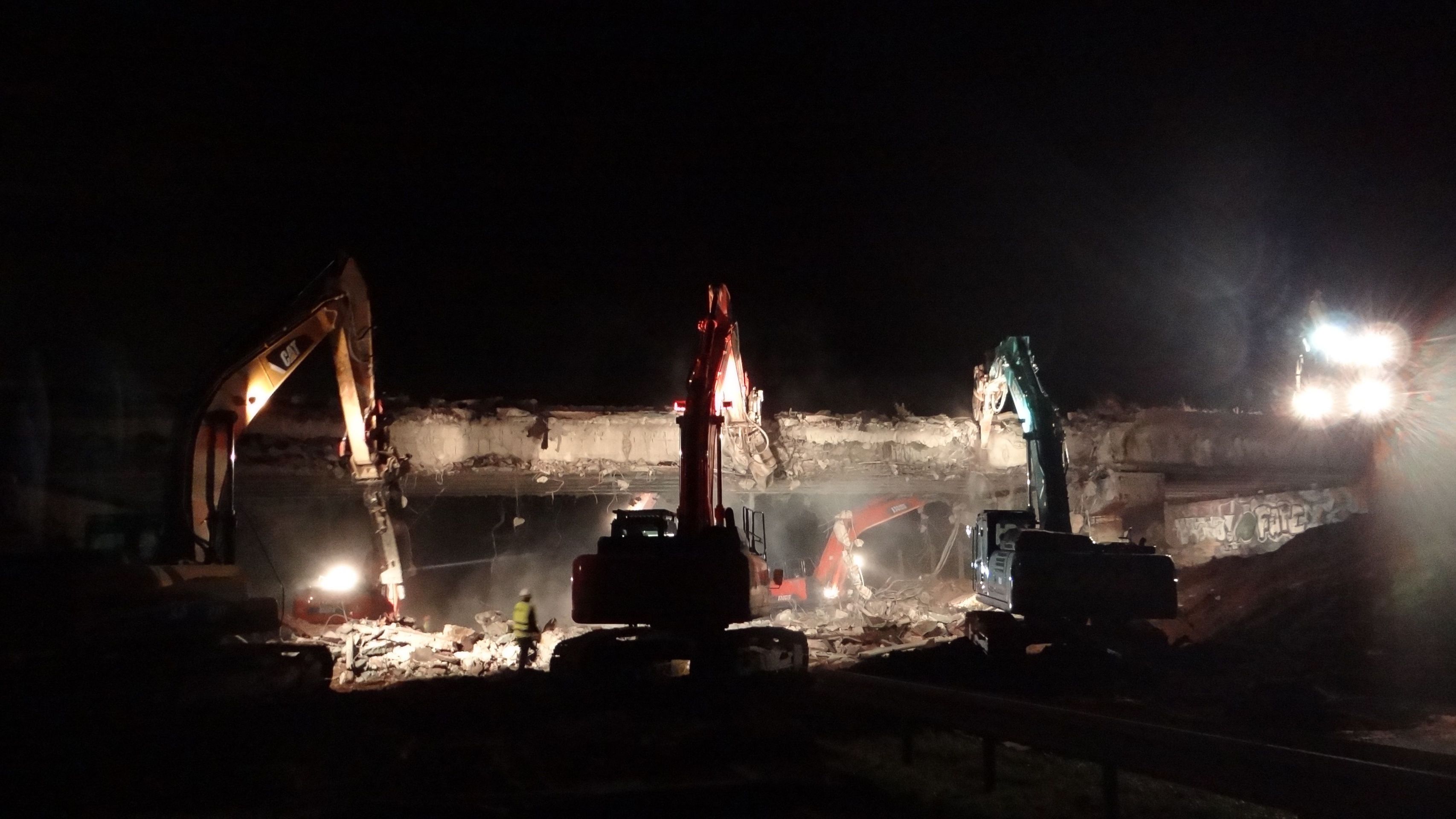Demolice mostu na dálnici D4 - 1 - GALERIE: Demolice mostu na dálnici D4 (1/6)