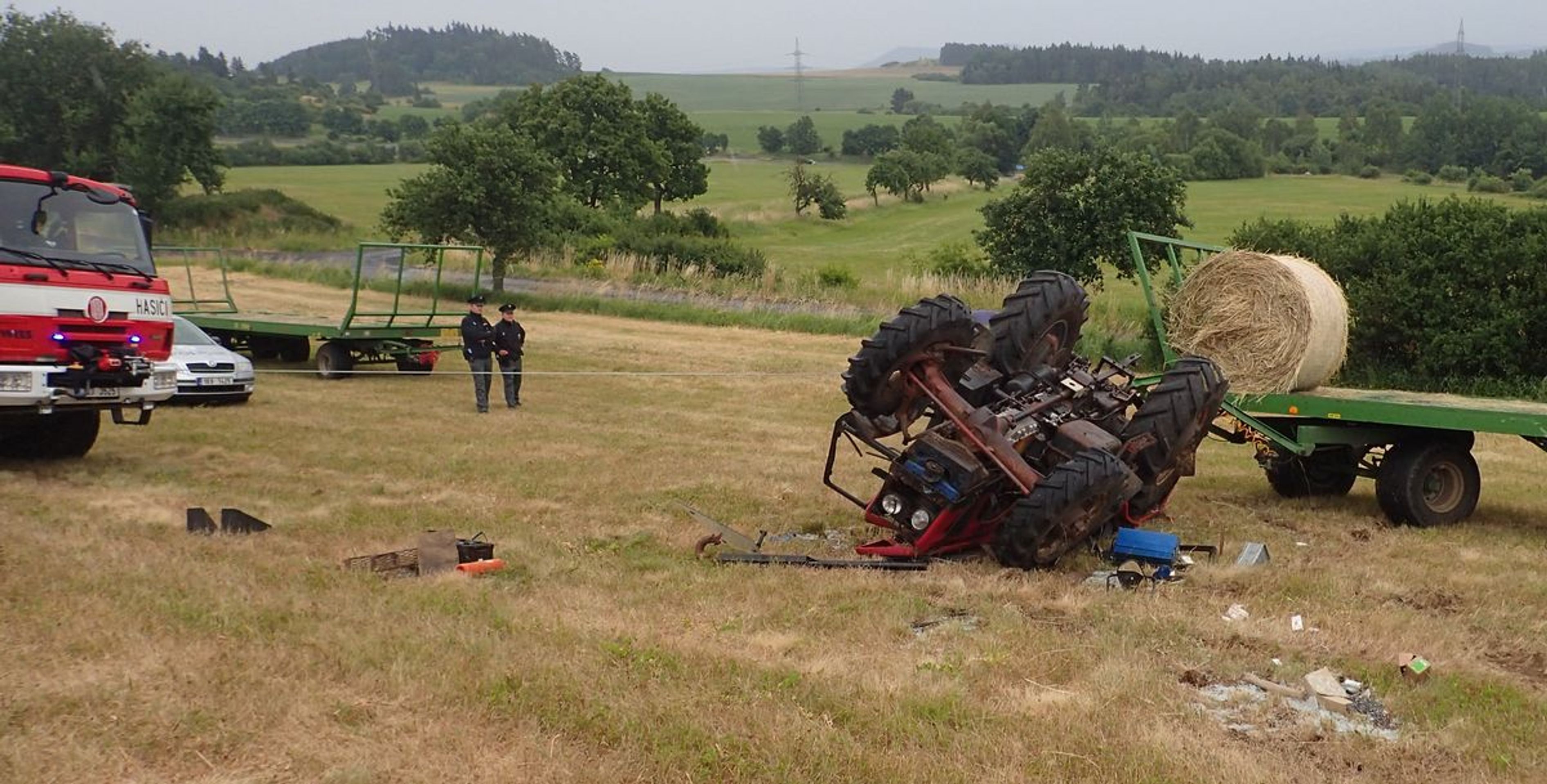 Na poli se převrátil traktor, řidič na místě zemřel - GALERIE: Na poli se převrátil traktor, řidič na místě zemřel (3/5)