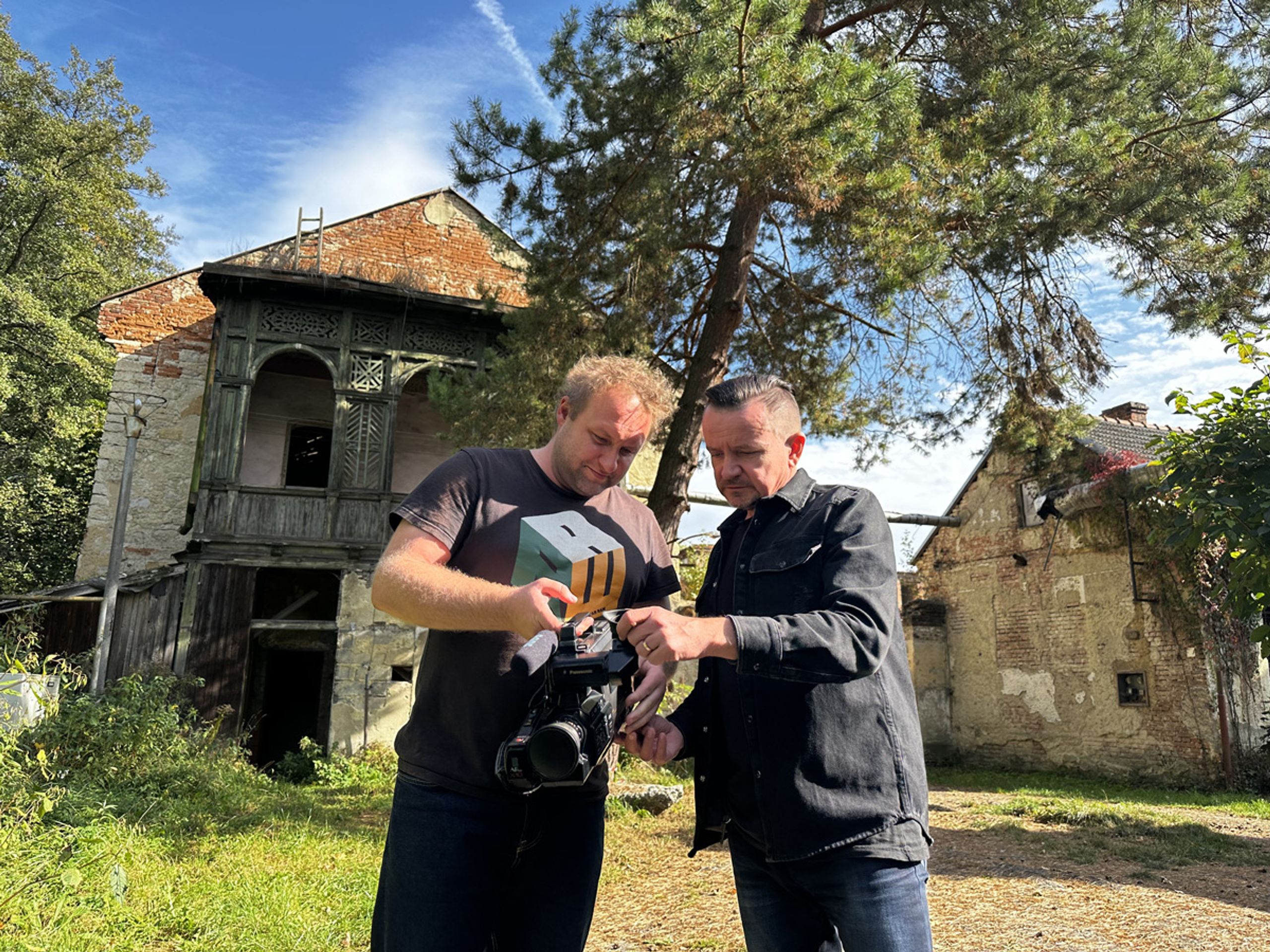 Případ Stodolovi V Brněnci, kde kriminálka odstartovala natáčení - Mirek Vaňura a kameraman projektu Kamil Meluzín (3) - Z natáčení případu Stodolovi (19/30)