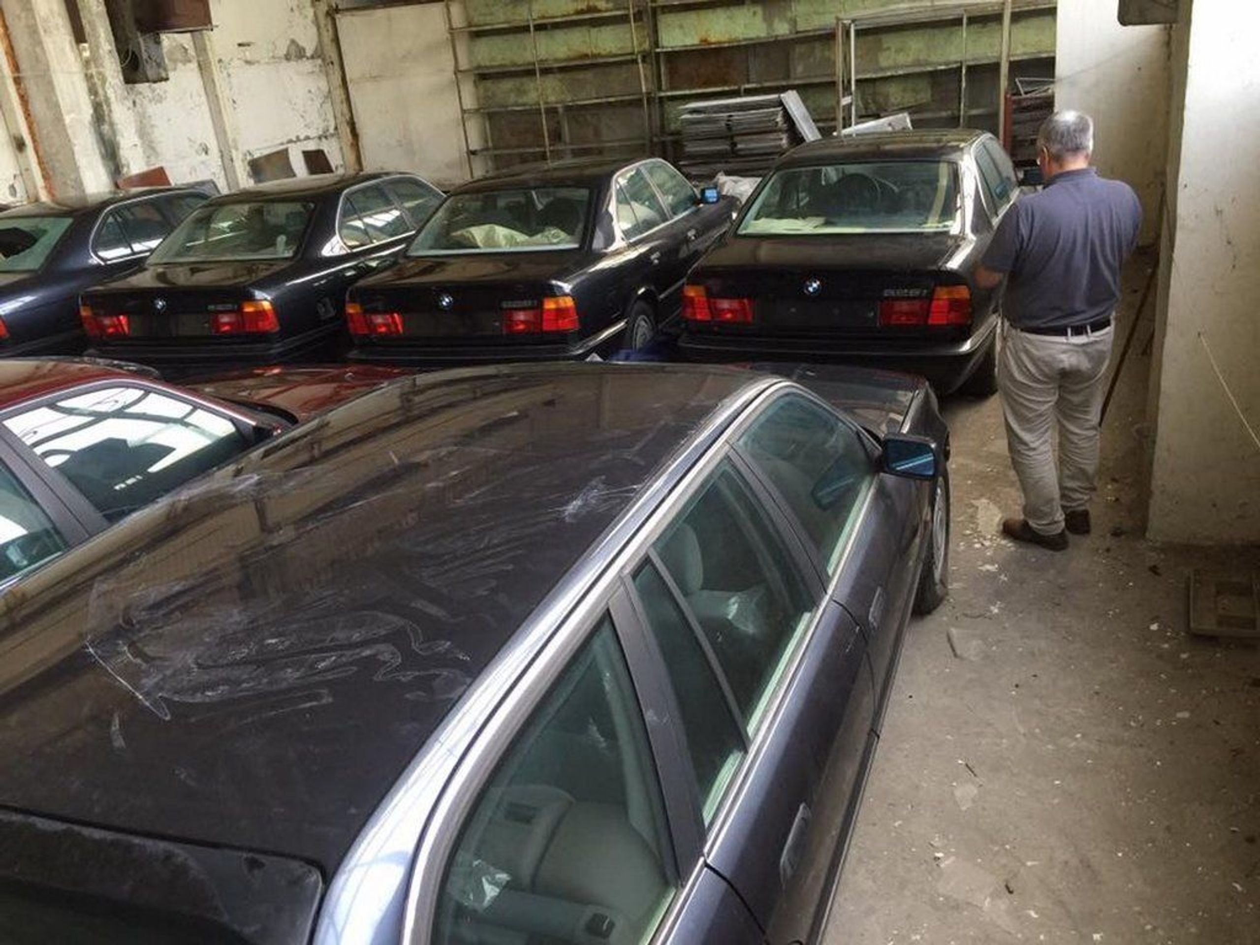Sklad 25 let ukrýval 11 vozů BMW řady 5 - 29 - Fotogalerie: V bulharském skladu se 25 let skrýval poklad (7/16)