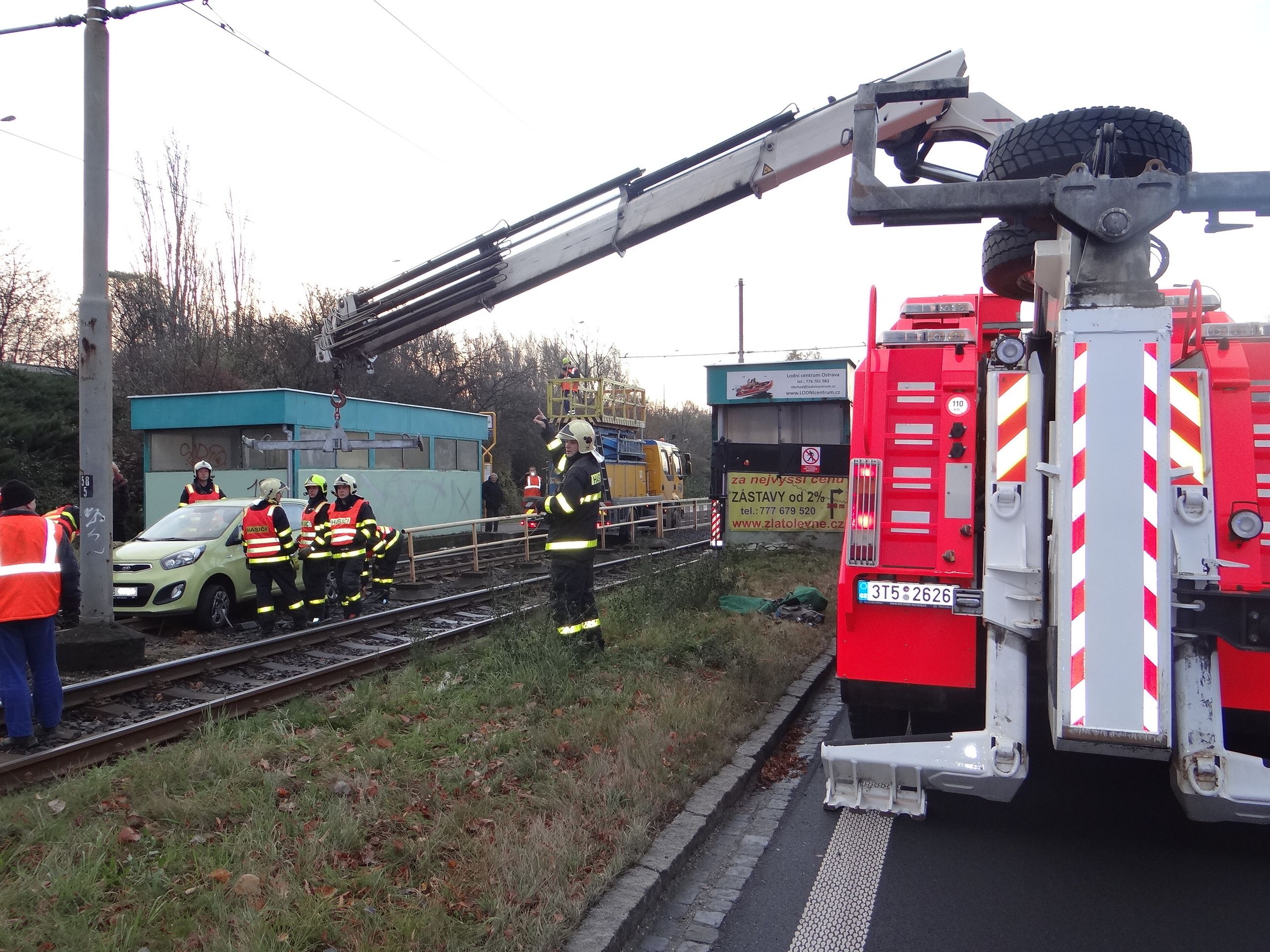 Hasiči vyprošťovali auto z tramvajových kolejí - 13 - Galerie: Hasiči vyprošťovali auto z tramvajových kolejí (12/13)