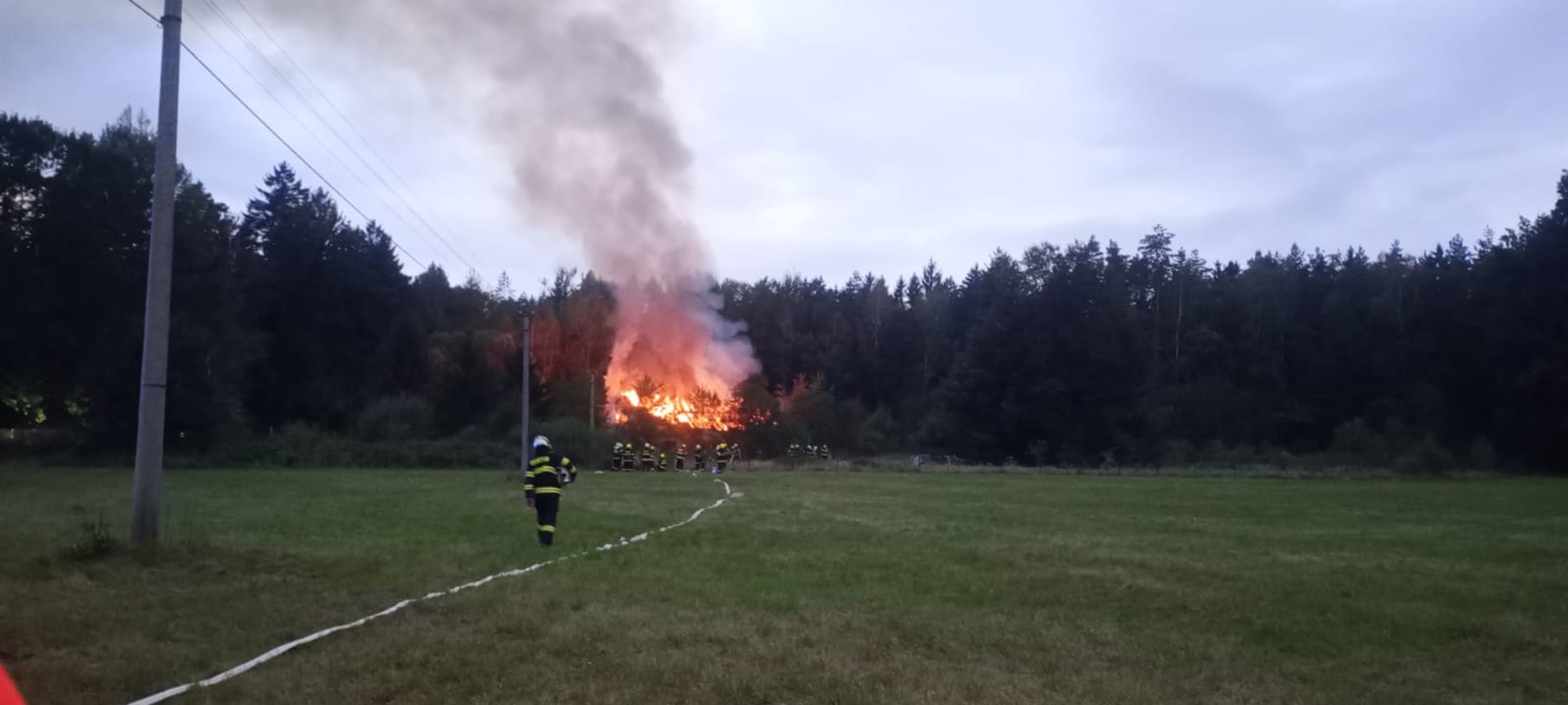 Dům hořel v plném rozsahu - Požár domu u Třeboně (3/6)
