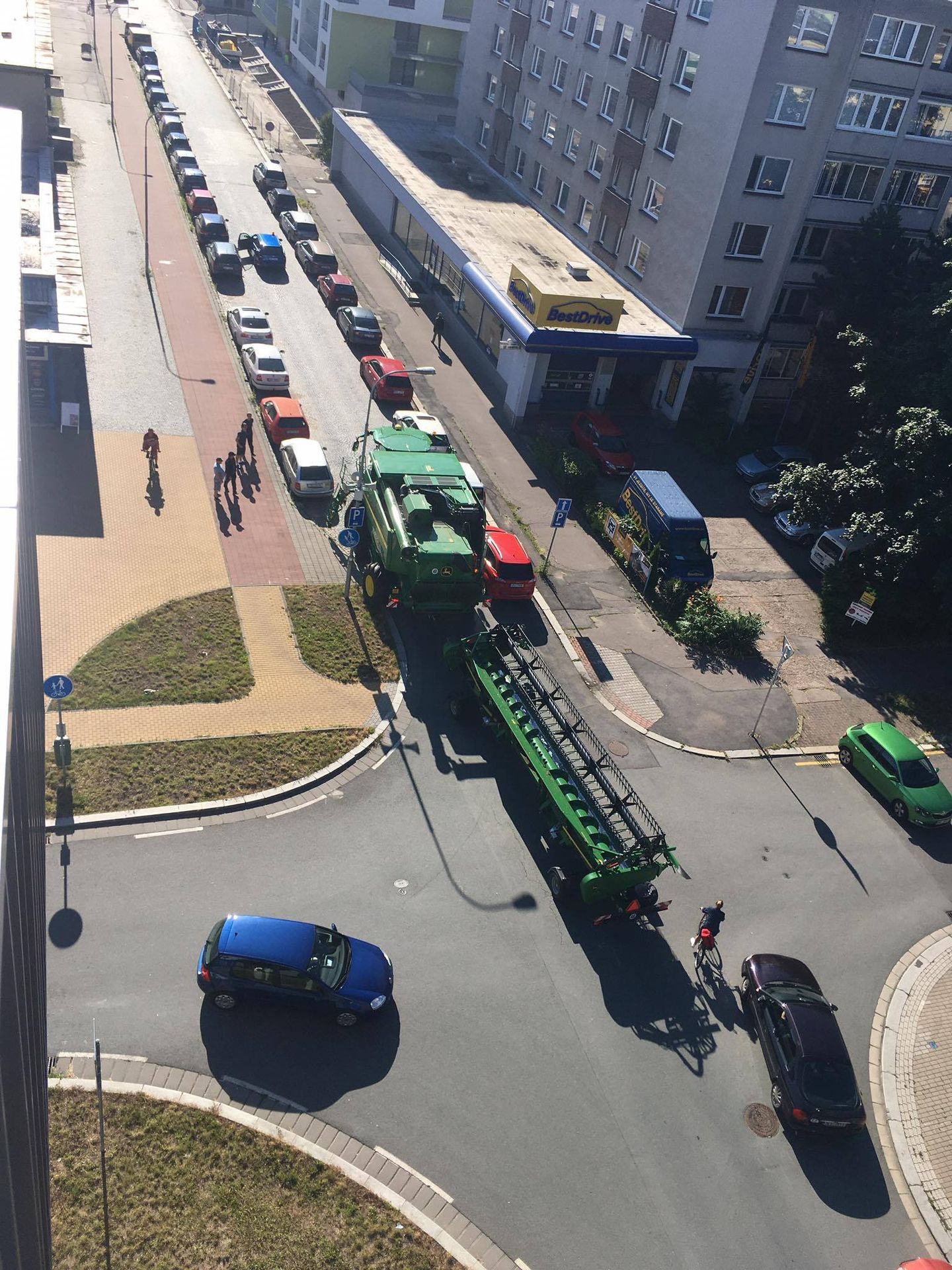 V Pardubicích se zasekl na ulici kombajn - 1 - GALERIE: V Pardubicích se zasekl na ulici kombajn (7/8)