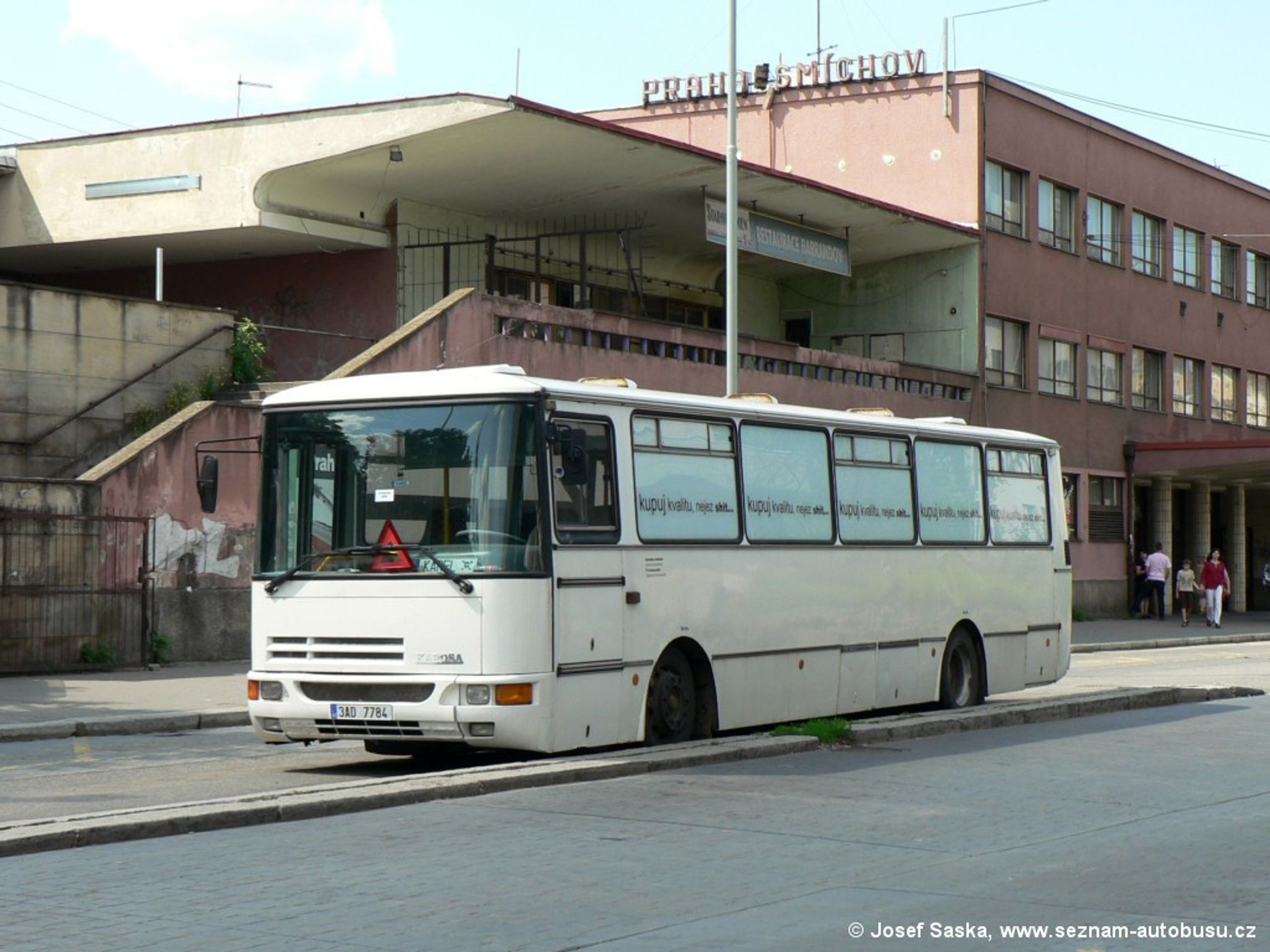 Odstavený autobus - Smíchov - 4 - GALERIE: Odstavený autobus na Smíchově (3/6)