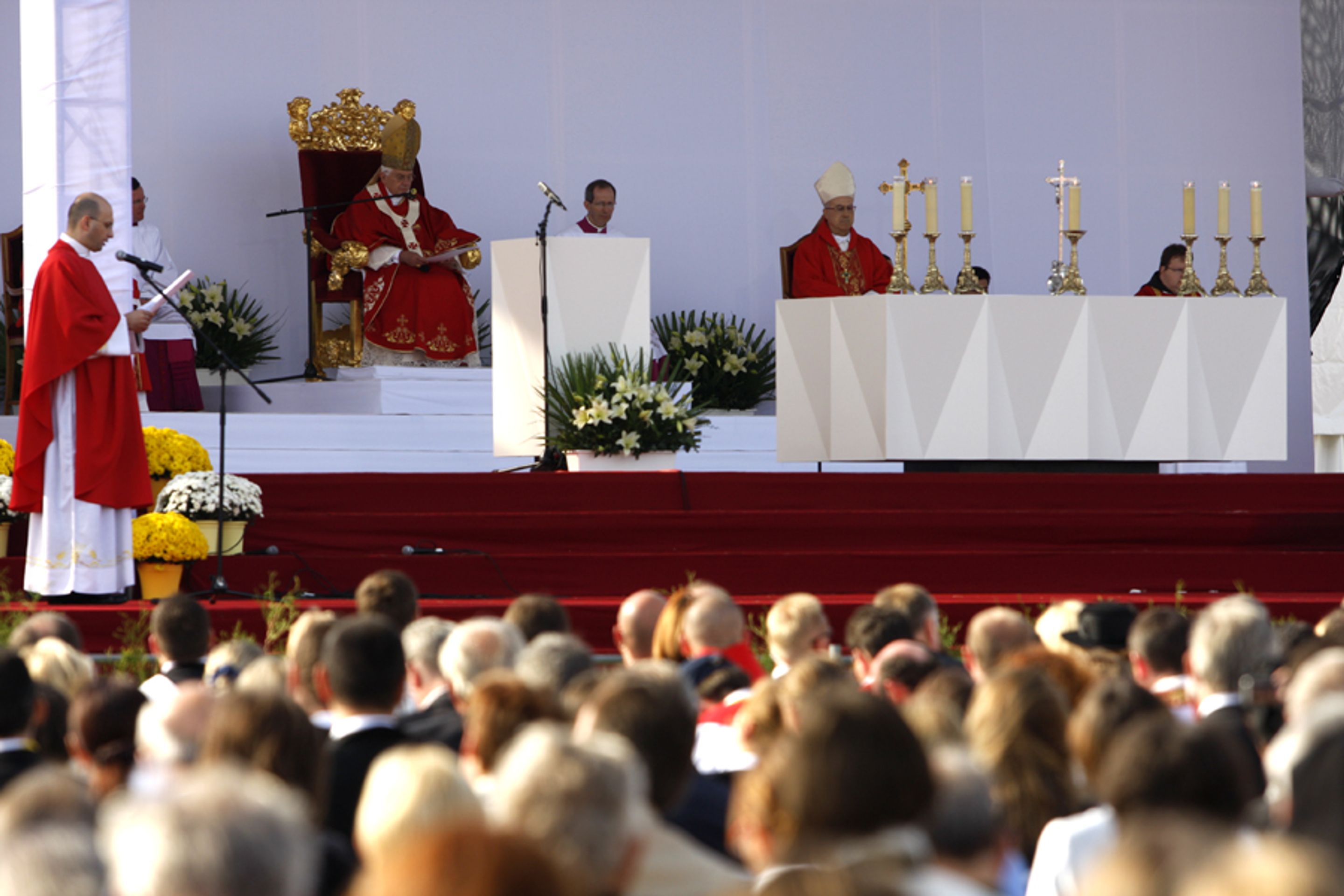 Věřící při mši Benedikta XVI. ve Staré Boleslavi-7 - GALERIE Mše ve Staré Boleslavi (7/29)