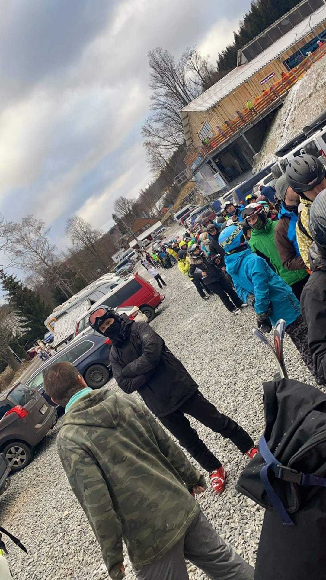 Skiareály - 5 - GALERIE: Lidé naposledy vyrazili na sjezdovky, od neděle zavírají (5/5)