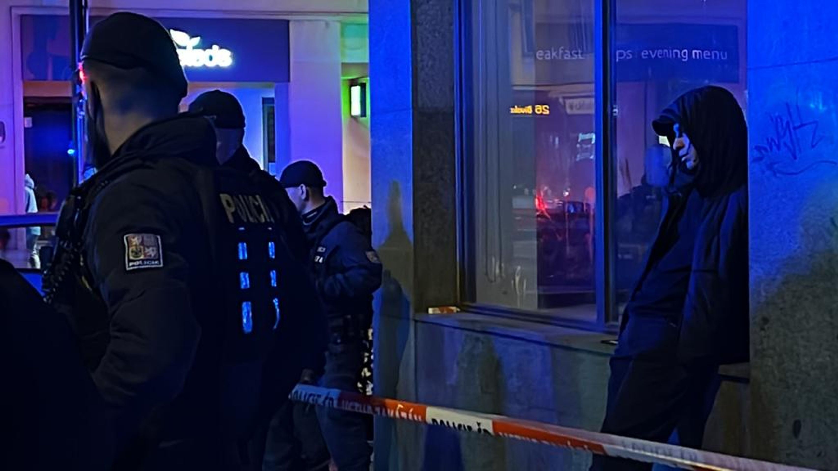 Konflikt před obchodním centrem Kotva - Konflikt před obchodním centrem Kotva (12/19)