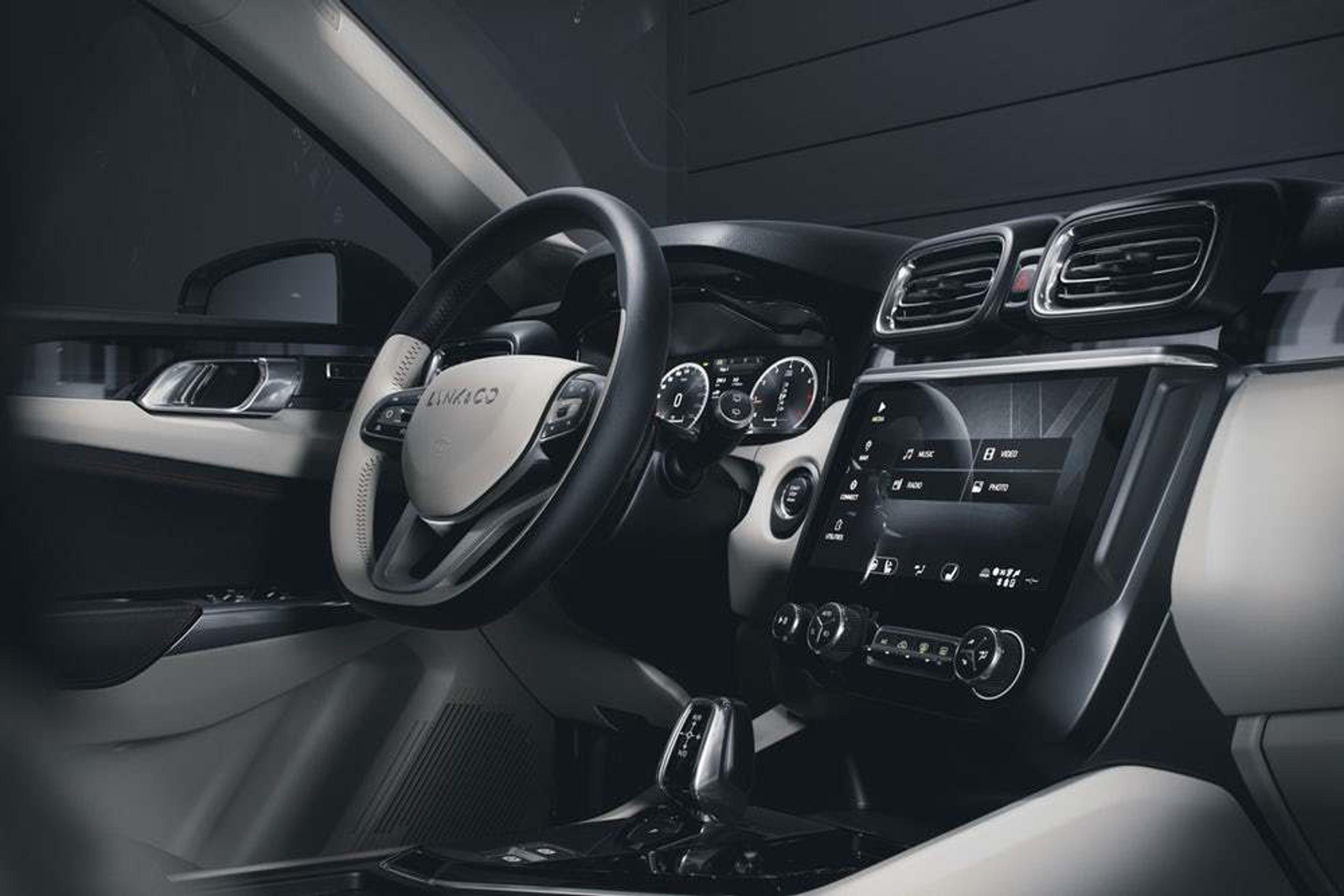 Nový Lynk & Co 02 - 17 - Fotogalerie: Novinka Lynk & Co 02 (7/10)
