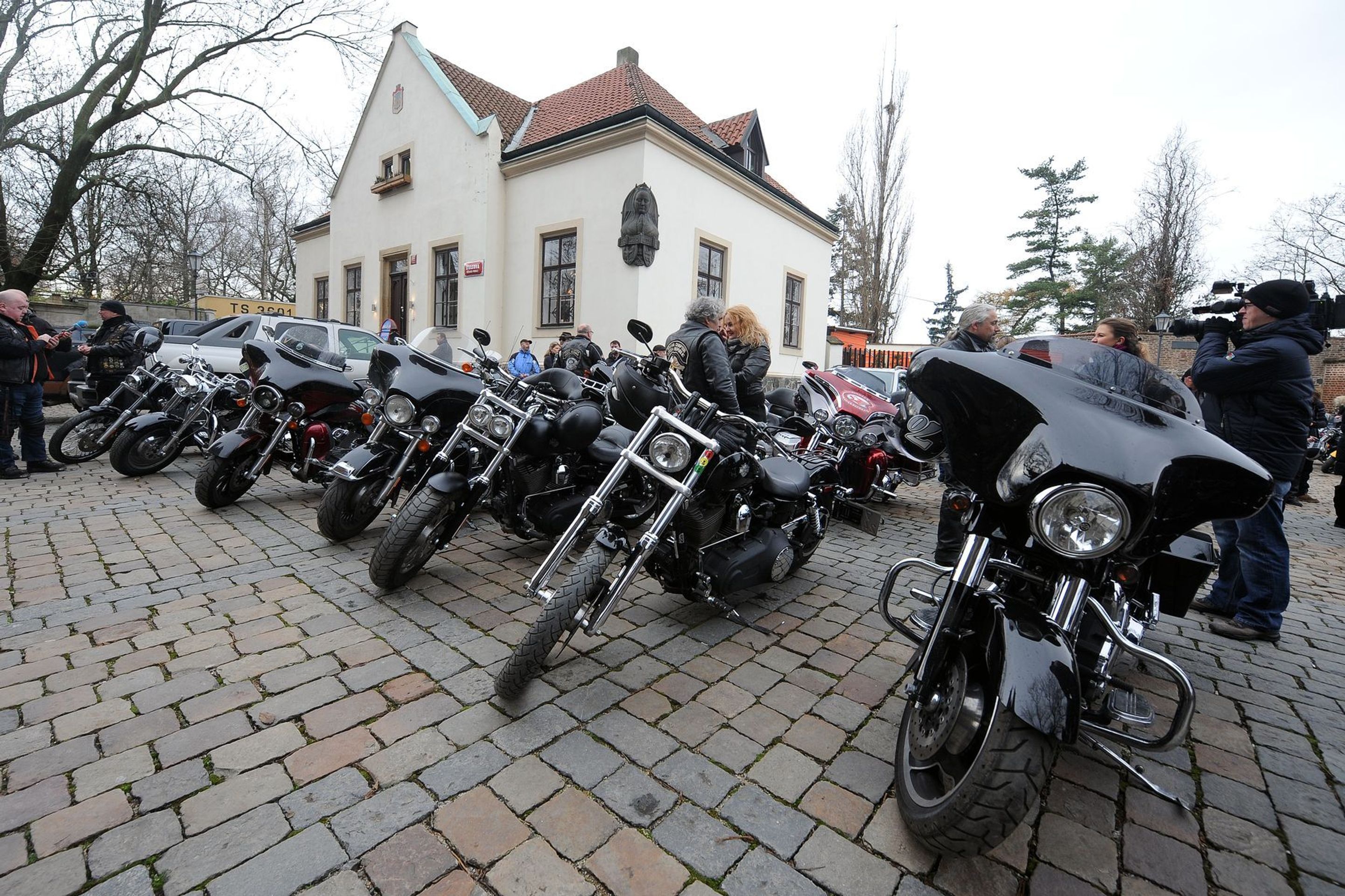Rozloučení s Petrem Hapkou - motorkáři - 8 - GALERIE: Poslední rozloučení s Petrem Hapkou (10/37)
