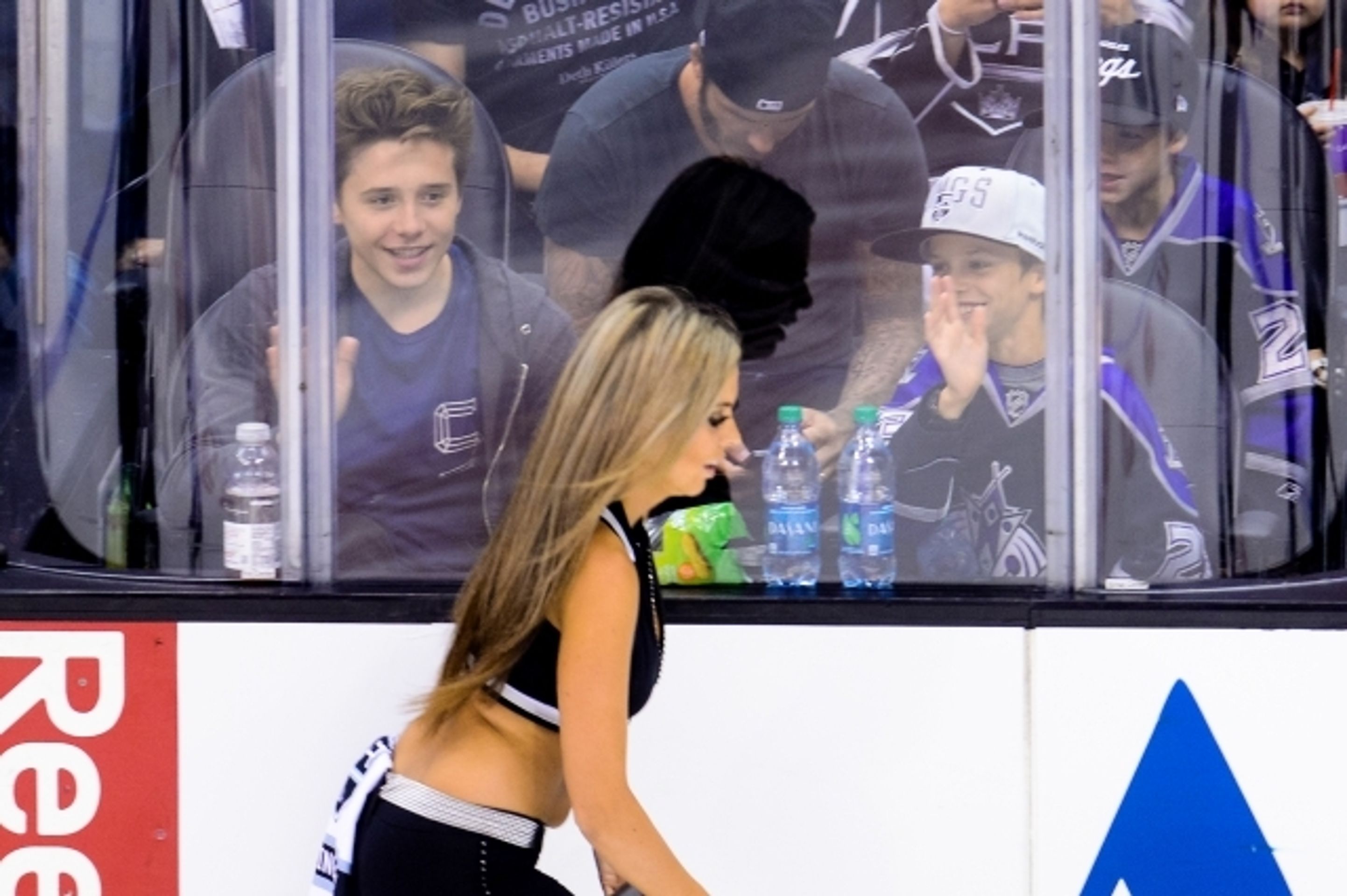 Beckhamovi na LA Kings - 5 - GALERIE: David Beckham vyrazil na Stanley Cup se svými syny (1/10)