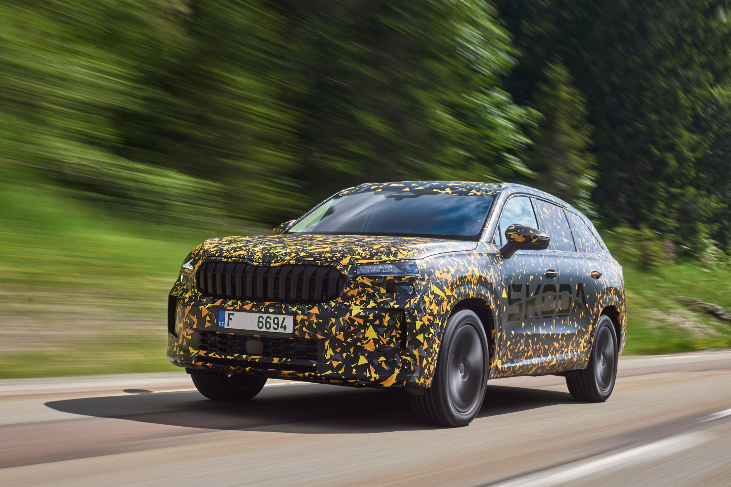Druhá generace Škody Kodiaq pod maskováním - Druhá generace Škody Kodiaq na skicách a pod maskováním (6/17)