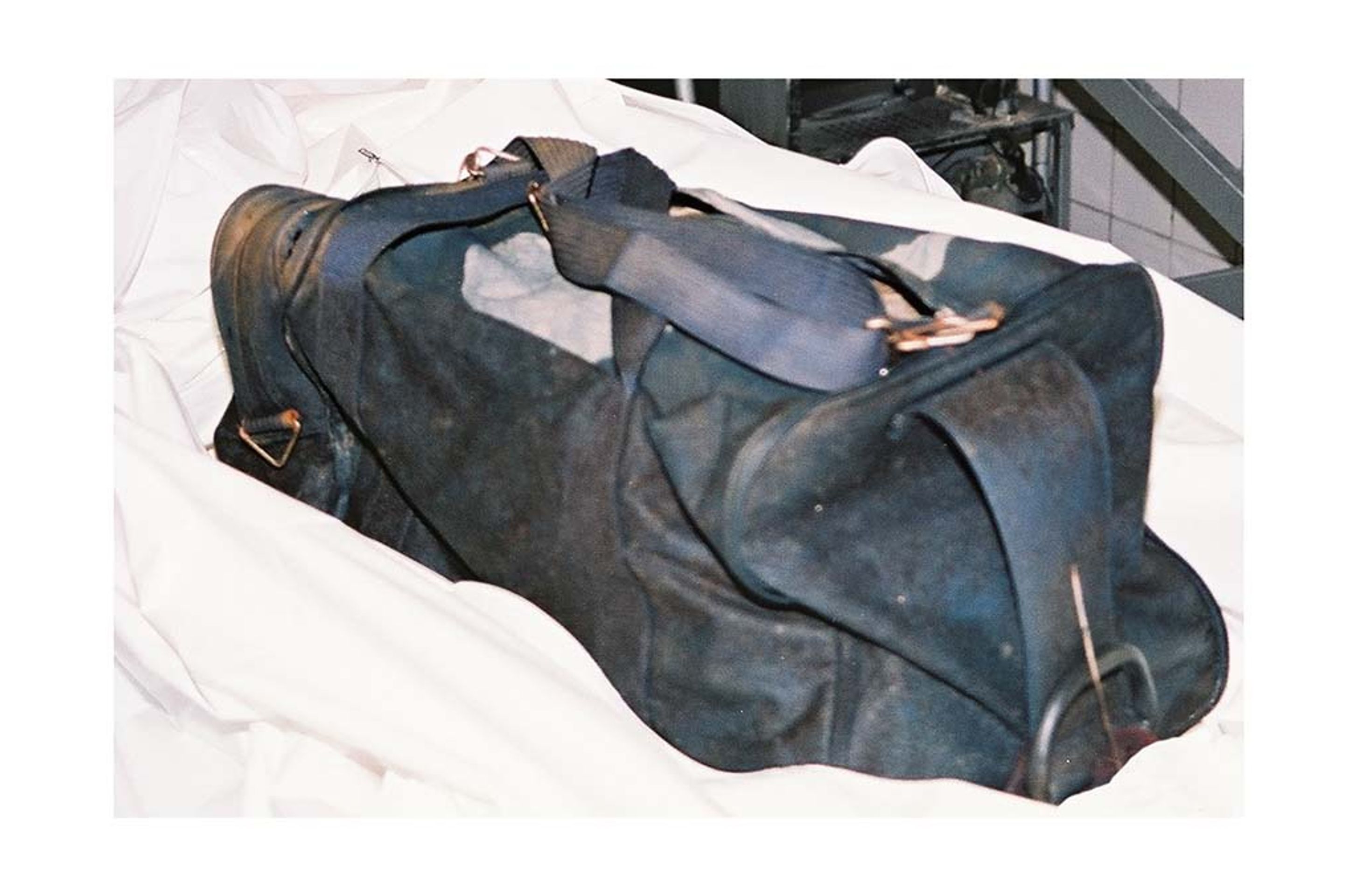 Žena v řece IJ, 17. května 2004, Nizozemsko, taška, ve které byla oběť - Policie hledá identitu 22 zavražděných žen (1/120)
