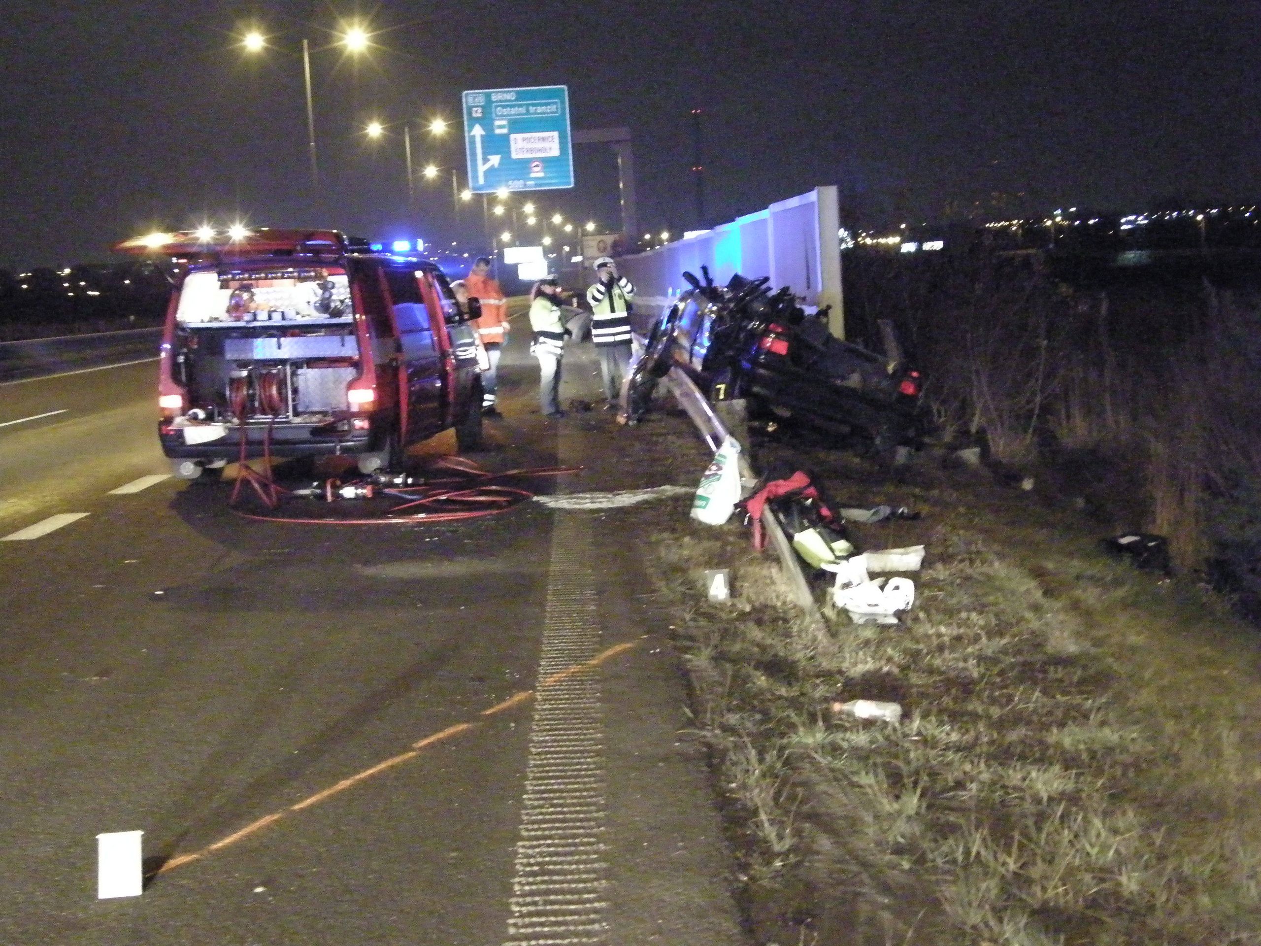 Auto bylo zapasované mezi svodidly a protihlukovou stěnou. - Fotogralerie: tragická nehoda na Štěrboholské radiále (1/2)