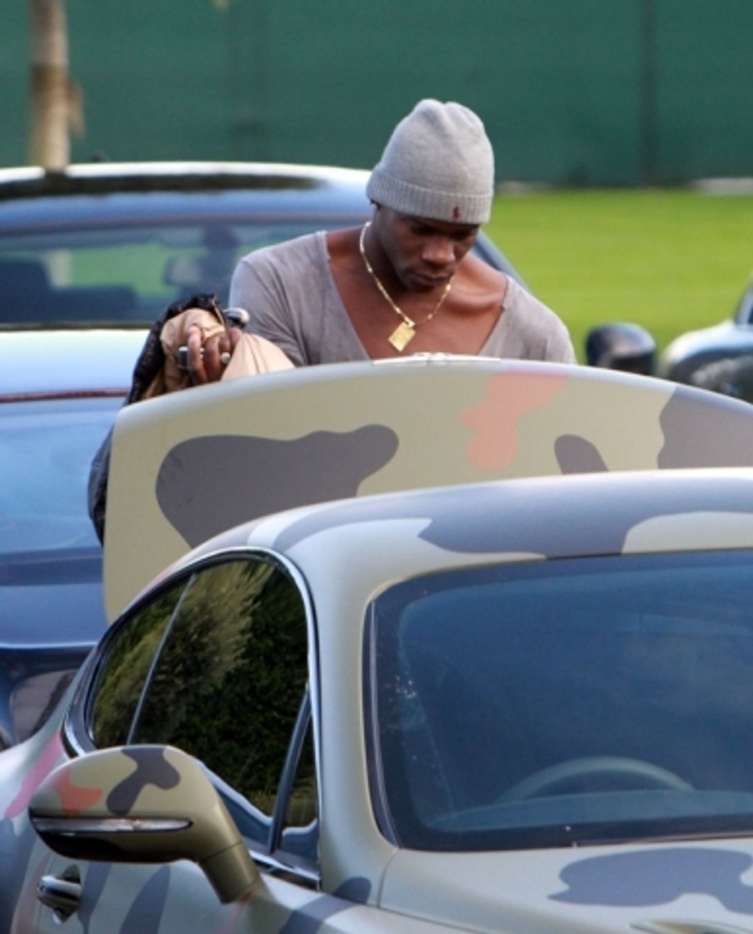 Balotelli bentley - 1 - GALERIE: Mario Balotelli a jeho bentley (4/7)